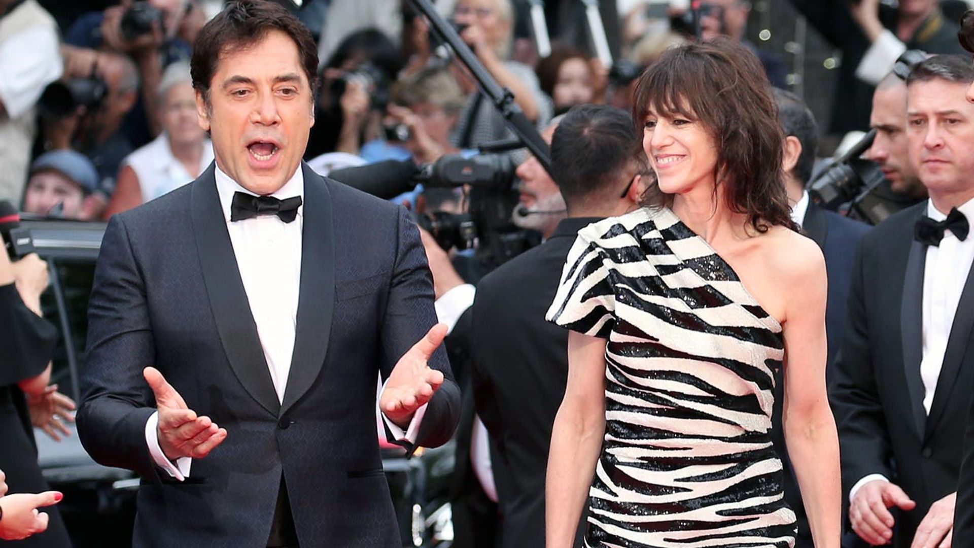 El baile de Javier Bardem, la elegancia de Nieves Álvarez y el colorido de Almodóvar ponen el acento español en Cannes