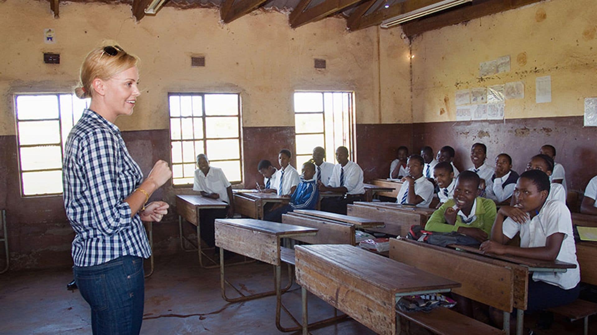 Charlize Theron muestra su imagen más solidaria en Sudáfrica