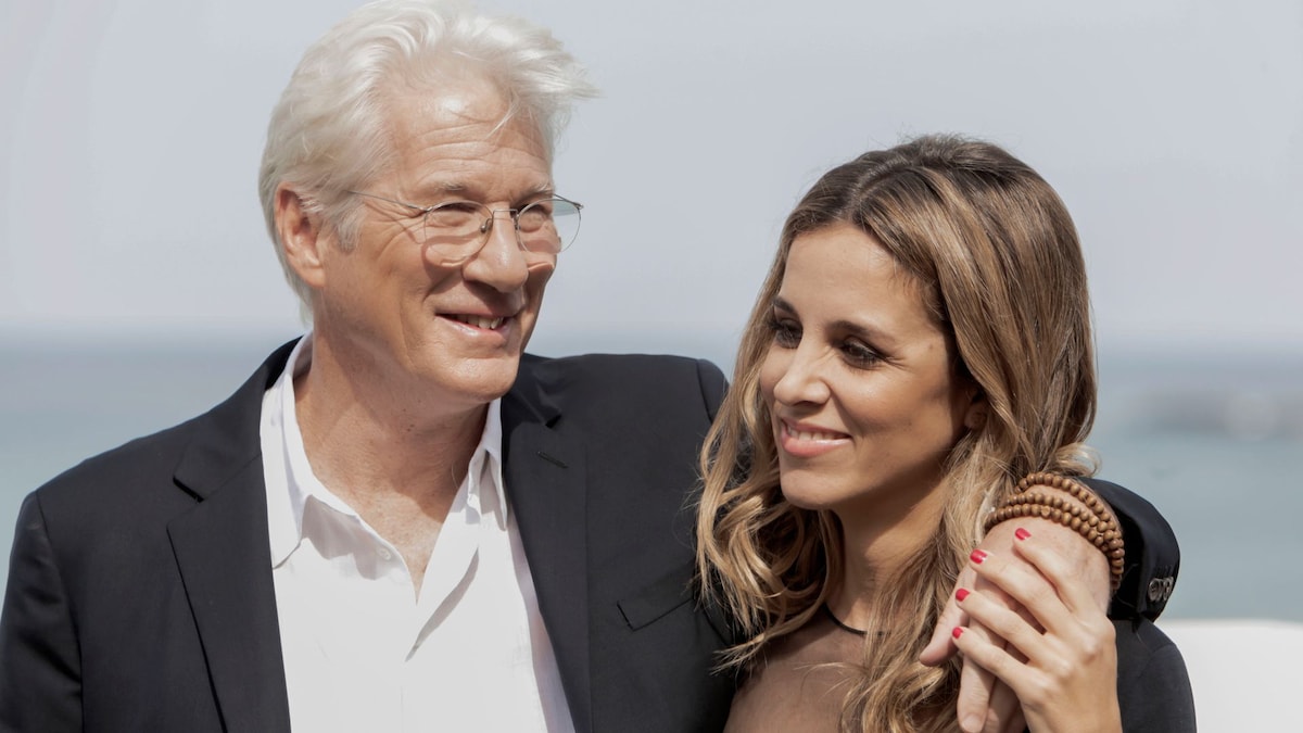 Richard Gere da la bienvenida al 2025 en Cuenca con su mujer y sus hijos