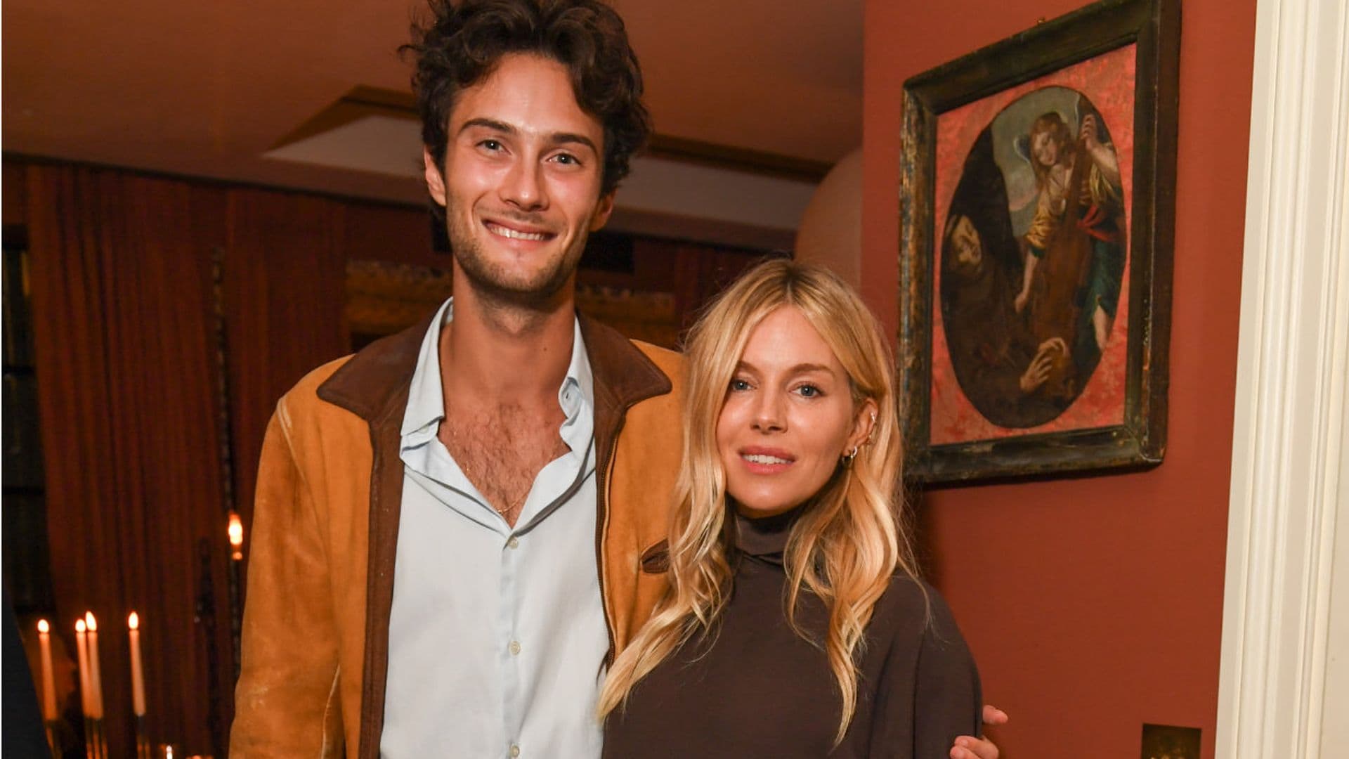 Sienna Miller presume de embarazo con mucho estilo y junto a su chico, Oli Green