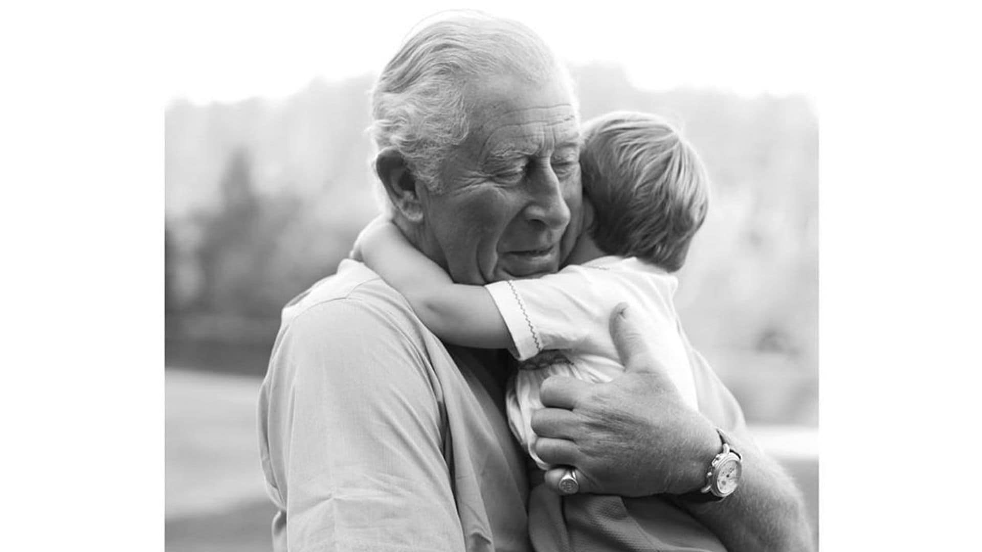 El príncipe Carlos abraza en la distancia a su nieto Louis por su cumpleaños