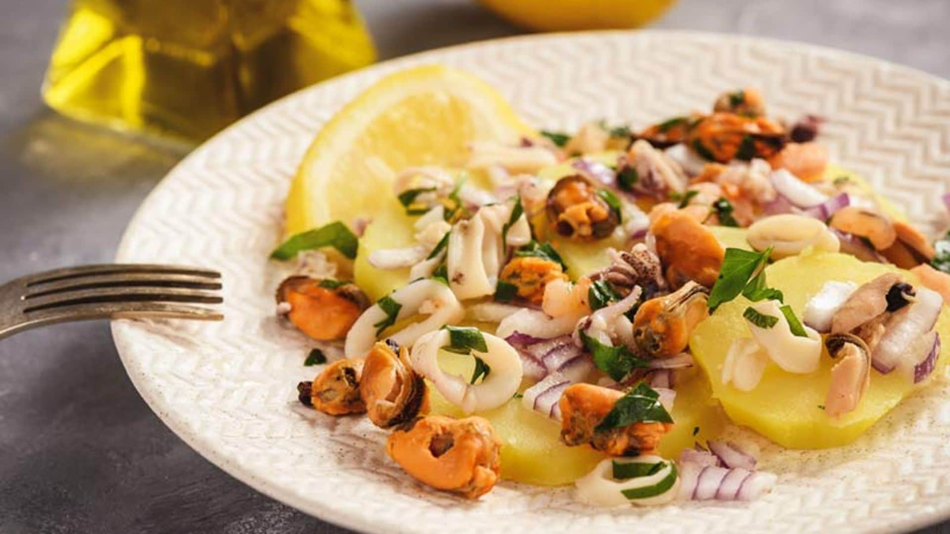 Ensalada de patatas, calamar y mejillones con vinagreta de limón