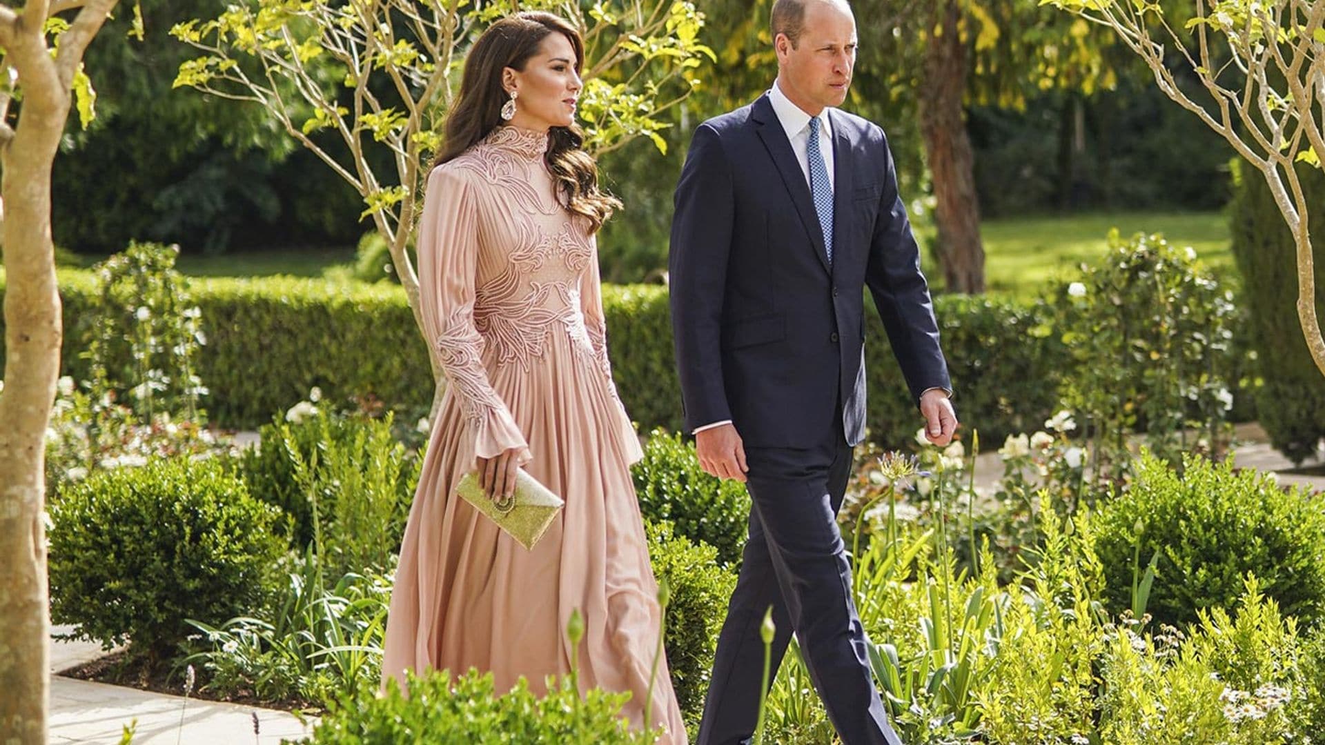 La princesa de Gales nos conquista en Jordania con un romántico vestido rosa de estilo libanés