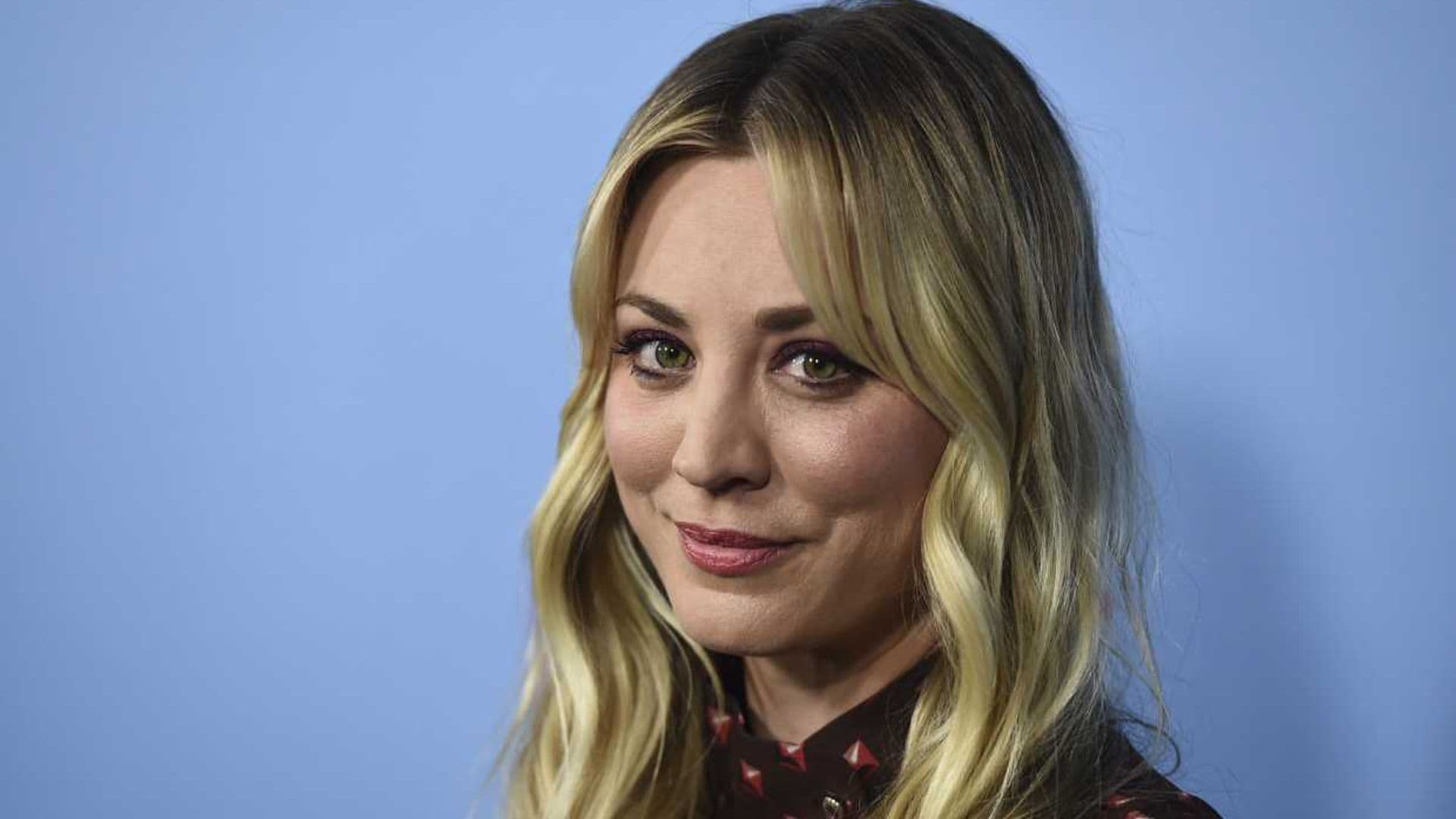 Kaley Cuoco deja atrás 'The Big Bang Theory' con su primera imagen en 'The Flight Attendant'