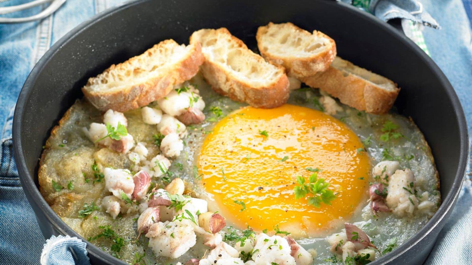 Huevo de avestruz con bacalao salteado al ajo