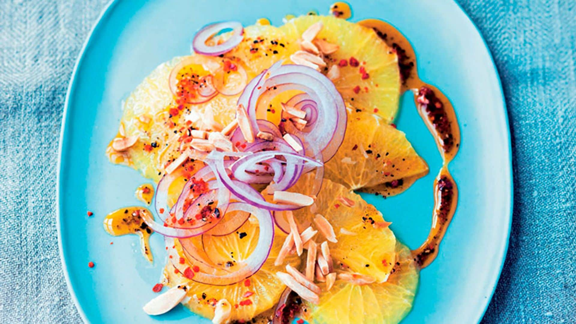 Ensalada de naranja y almendras con vinagreta de limón y paté de aceitunas