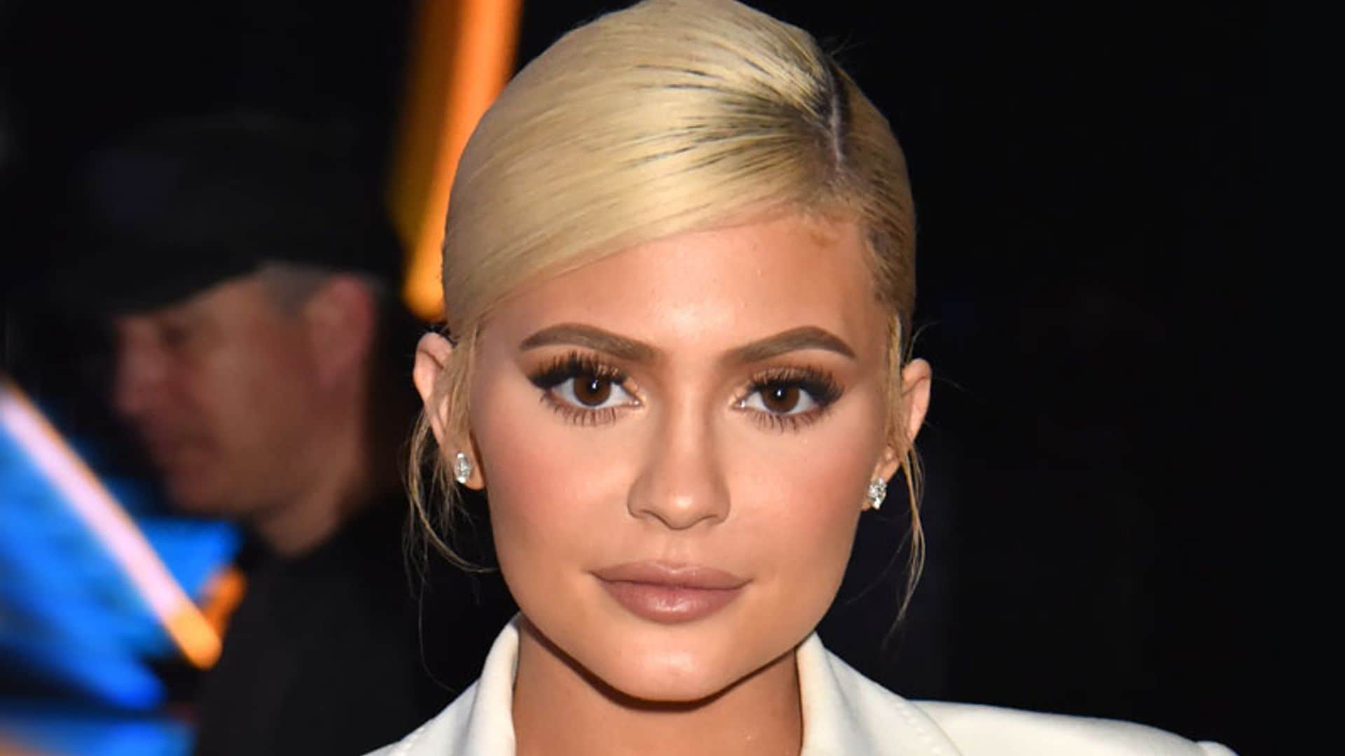 Kylie Jenner cumple su propósito y recupera su melena morena