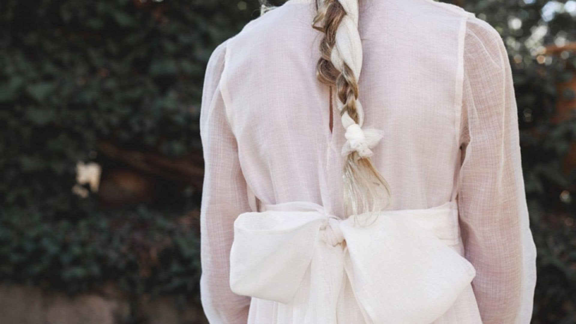 Trenzas con cintas, el peinado de moda para las novias del 2019