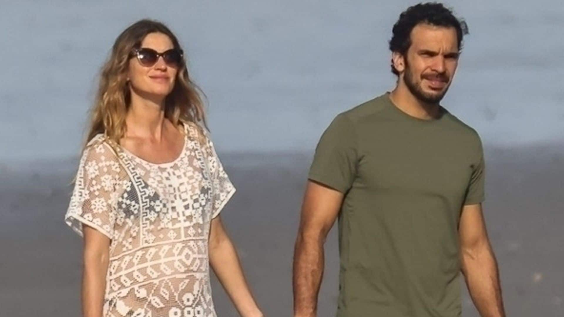 Junto a Joaquim Valente, Gisele Bündchen presume su pancita de embarazo en la playa