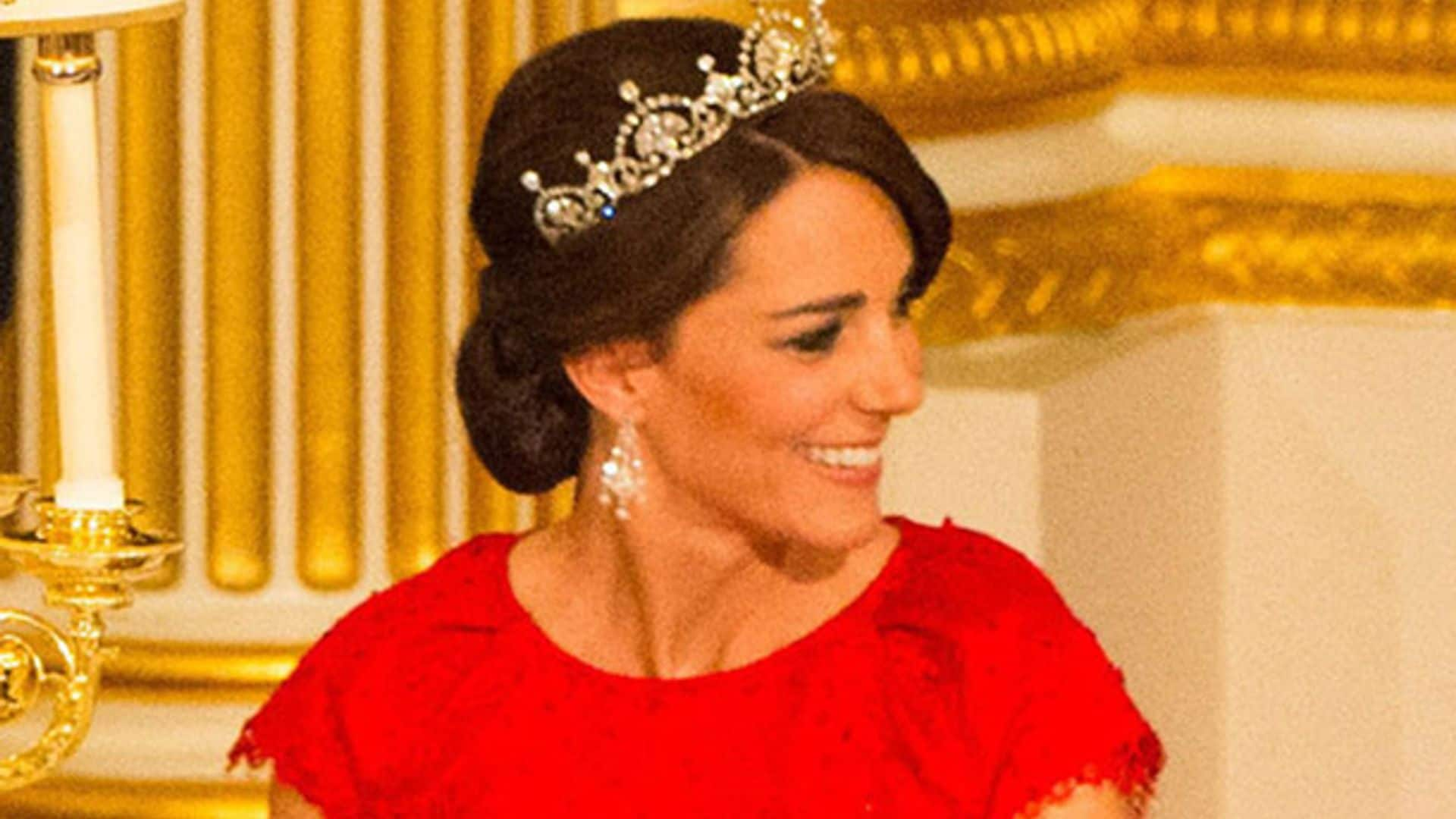 La historia de la tiara favorita de la Duquesa de Cambridge y de sus otras impresionantes joyas