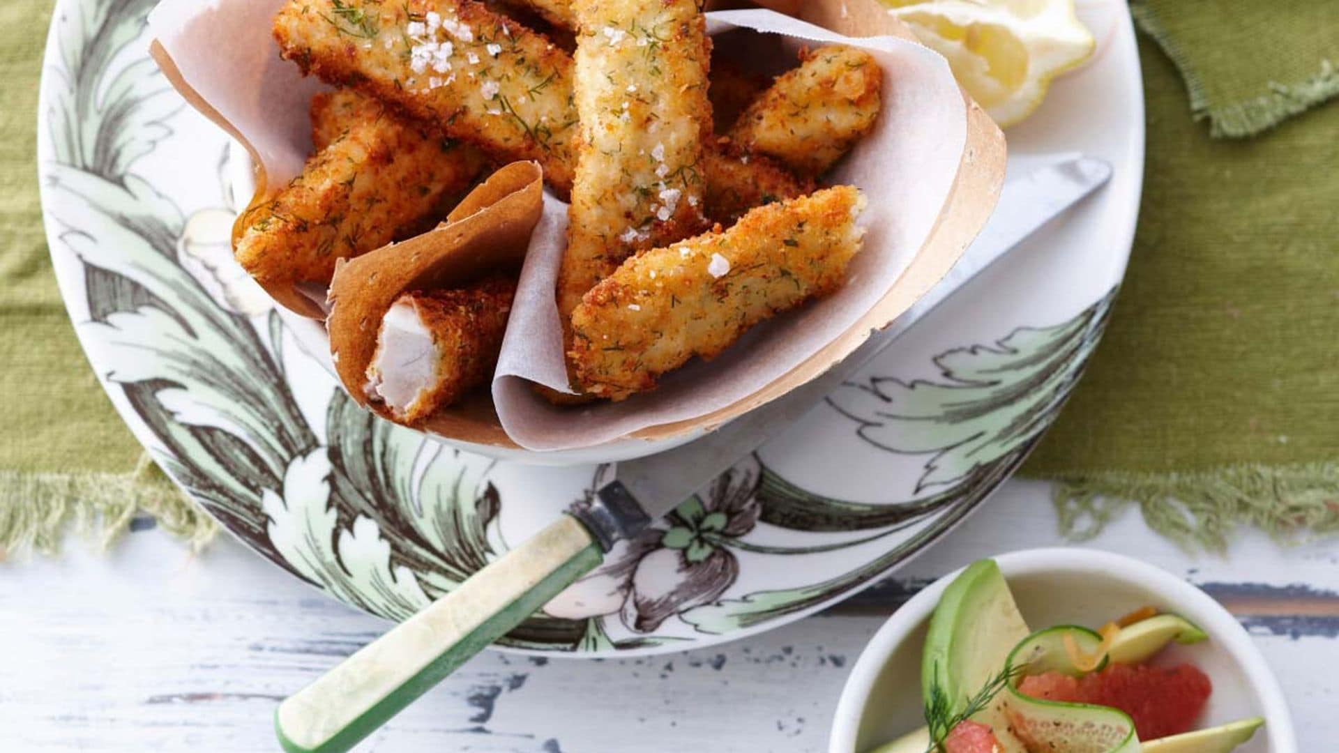 Bastones de merluza con ensalada de naranja sanguina