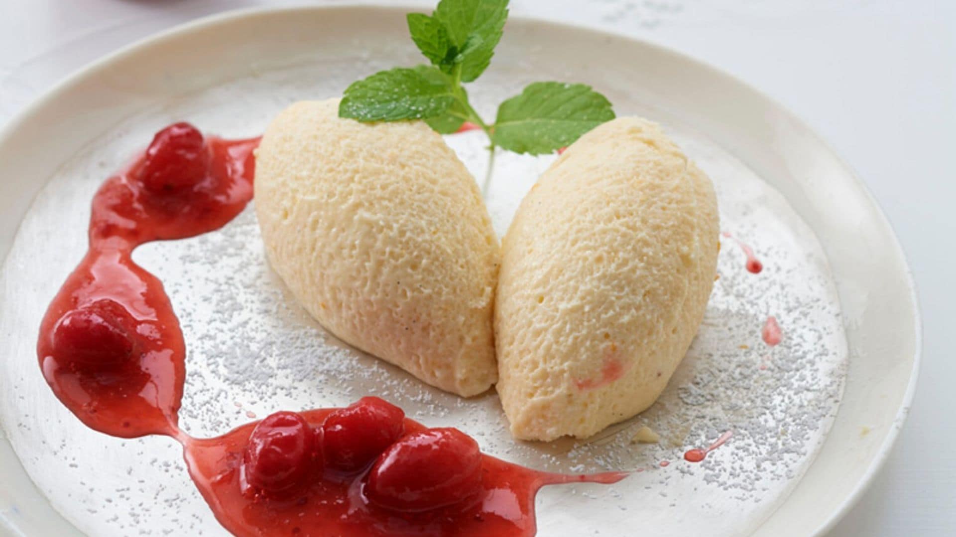 'Mousse' de chocolate blanco con 'coulís' de frutos rojos