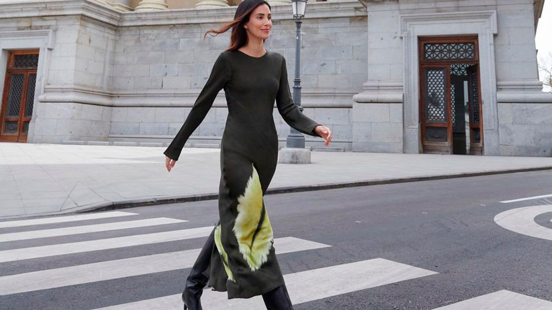 Sassa de Osma convierte un vestido de invitada 'made in Spain' en el mejor look para ir a trabajar