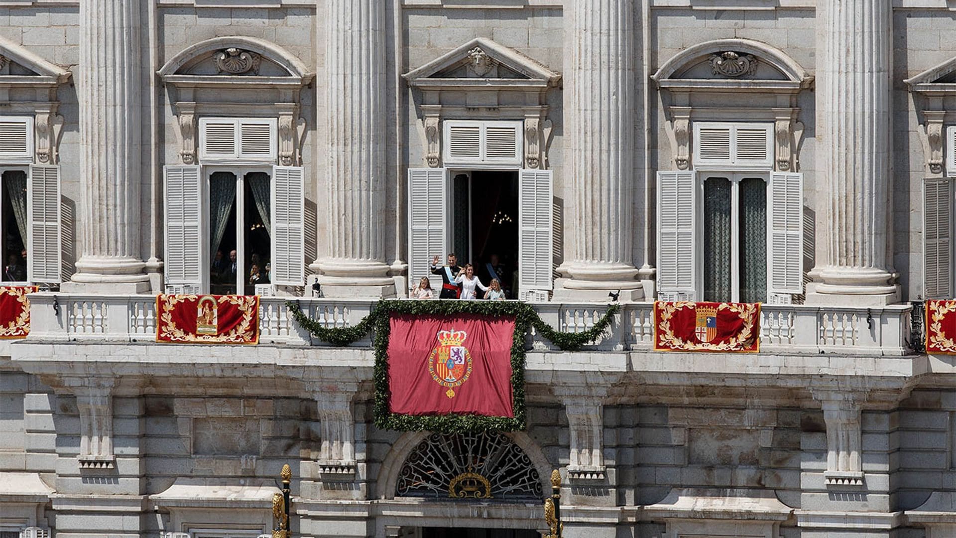 Los Reyes, junto a sus hijas, recuperan en su reinado un balcón olvidado