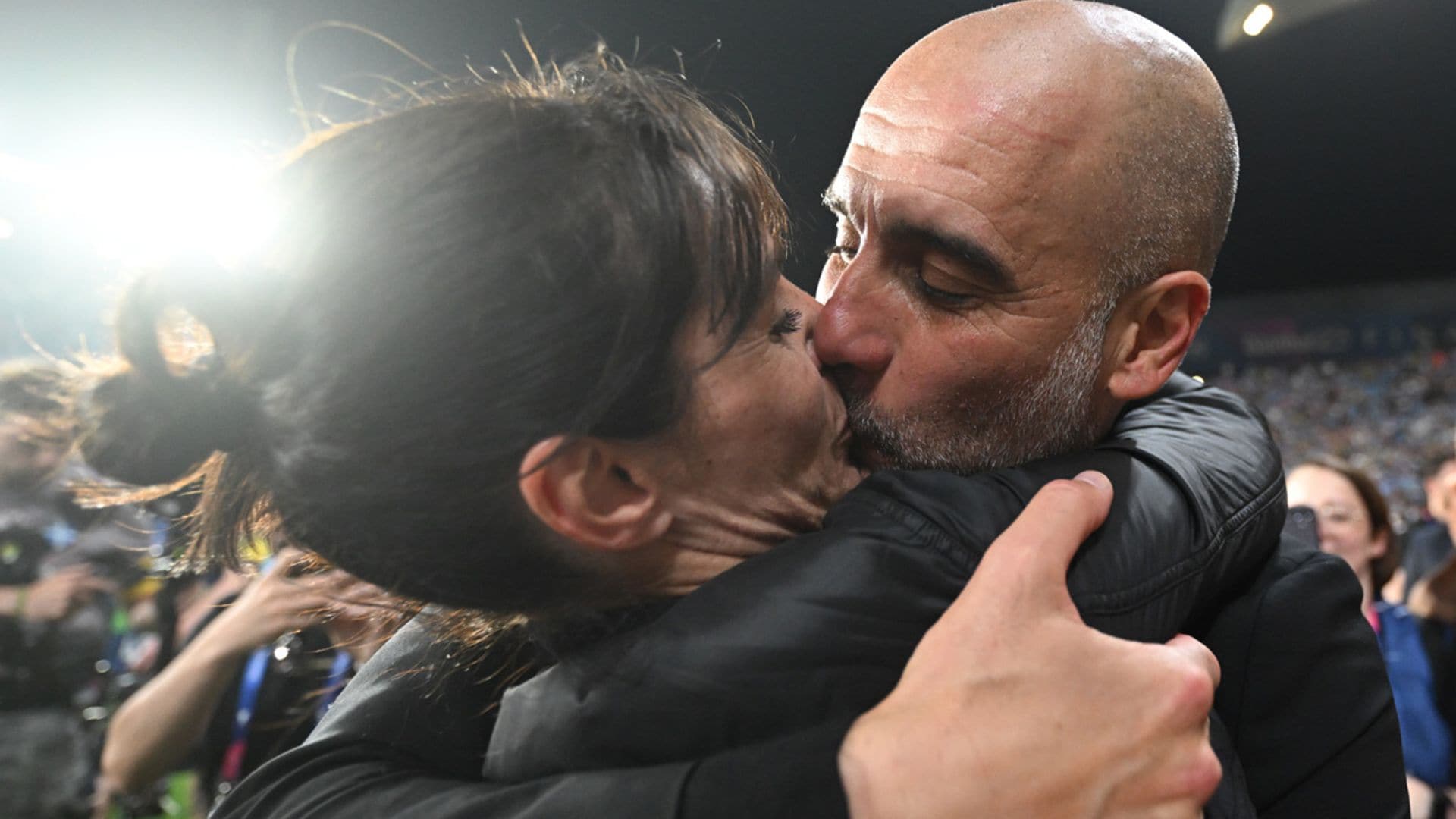El apasionado beso de Pep Guardiola con su mujer, Cristina Serra, tras ganar la Champions