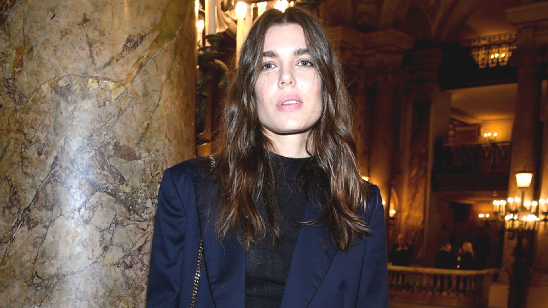 Carlota Casiraghi tiene las zapatillas que nunca esperamos ver en el armario de una princesa