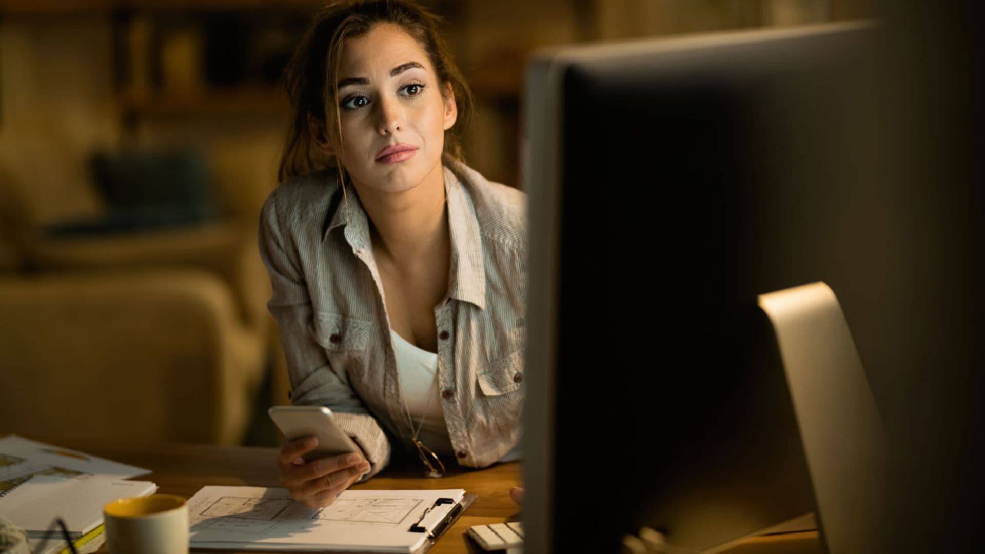 ¿La luz azul del ordenador y otros dispositivos puede hacer que tu piel envejezca antes?