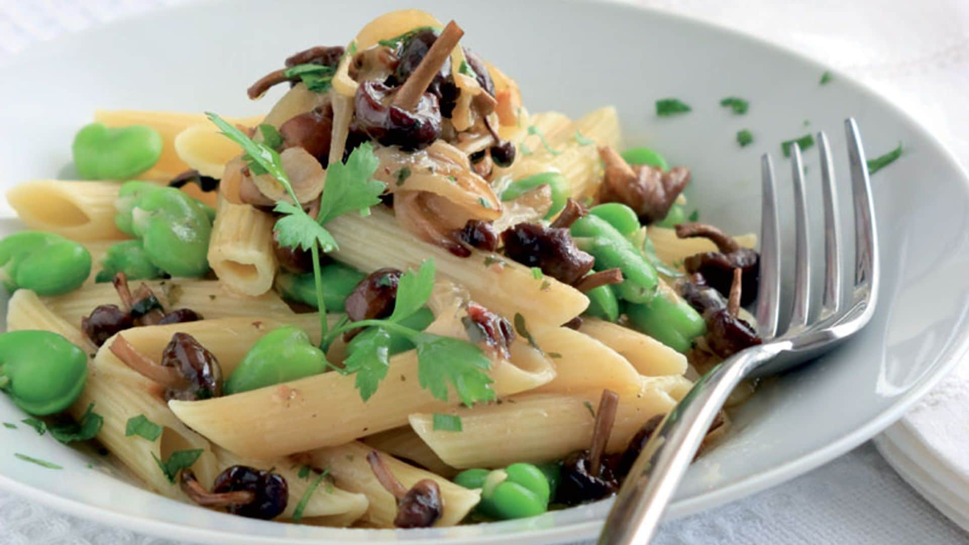 Pasta con habas y senderuelas