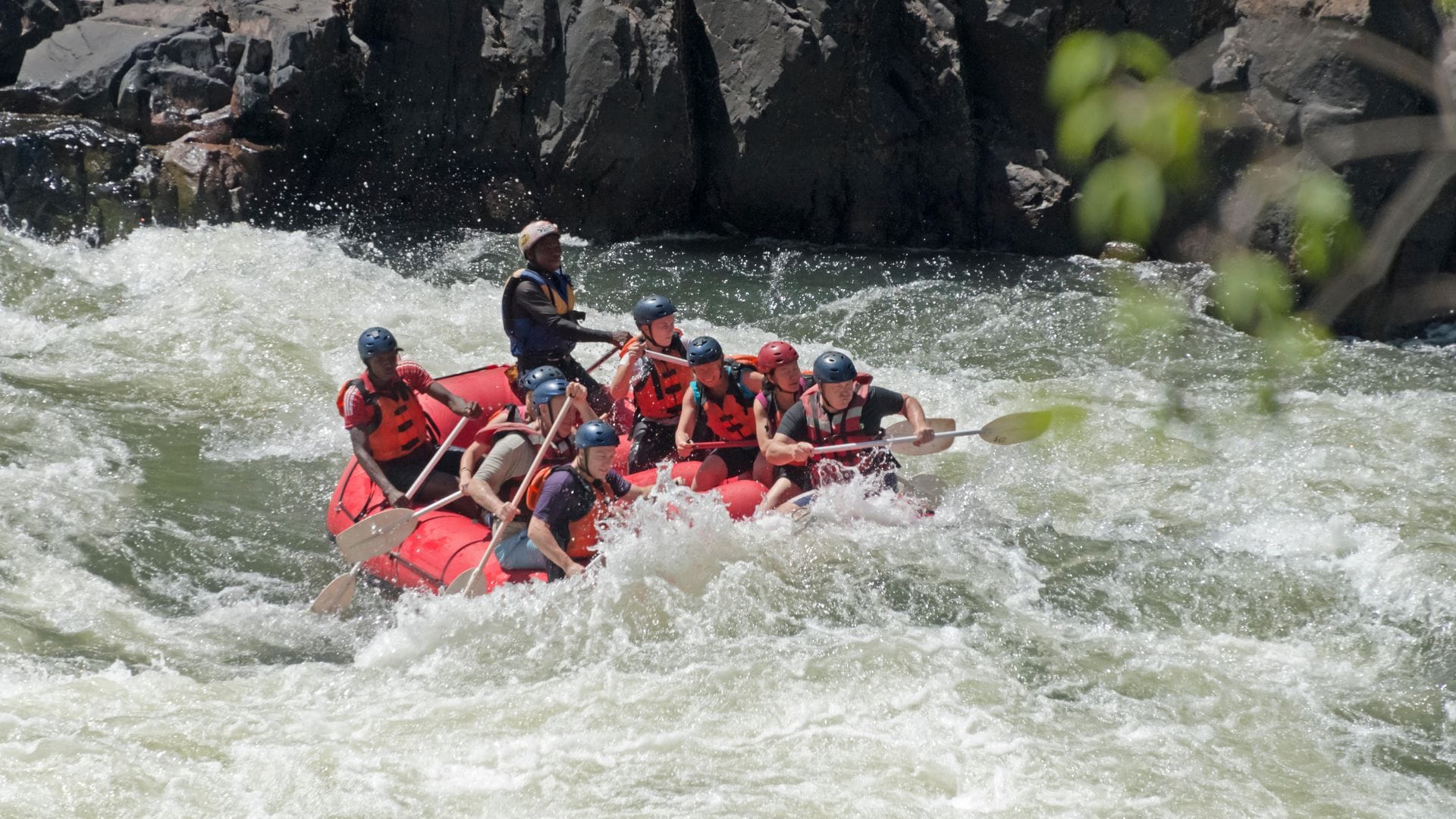 Turistas haciendo rafting en las cataratas Victoria