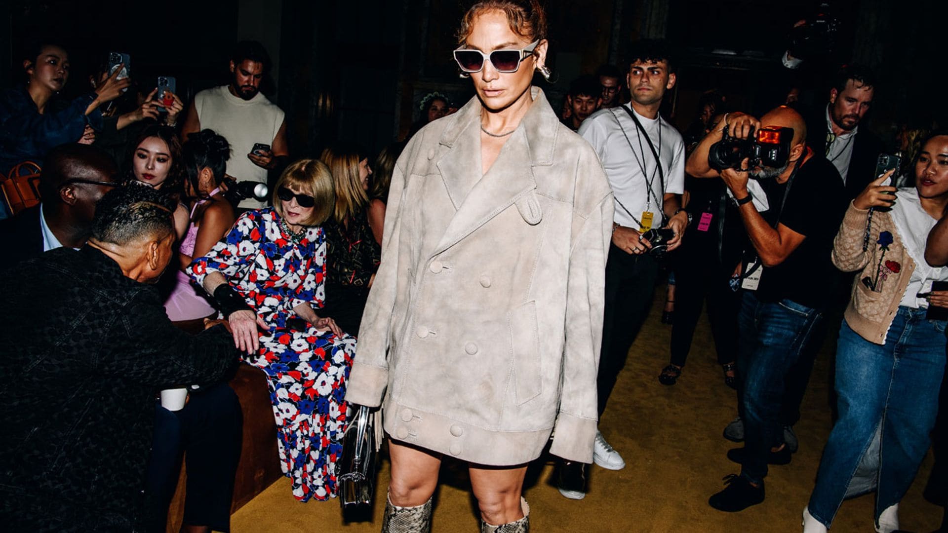 Jennifer Lopez inaugura New York Fashion Week con el estilismo fácil que alarga las piernas