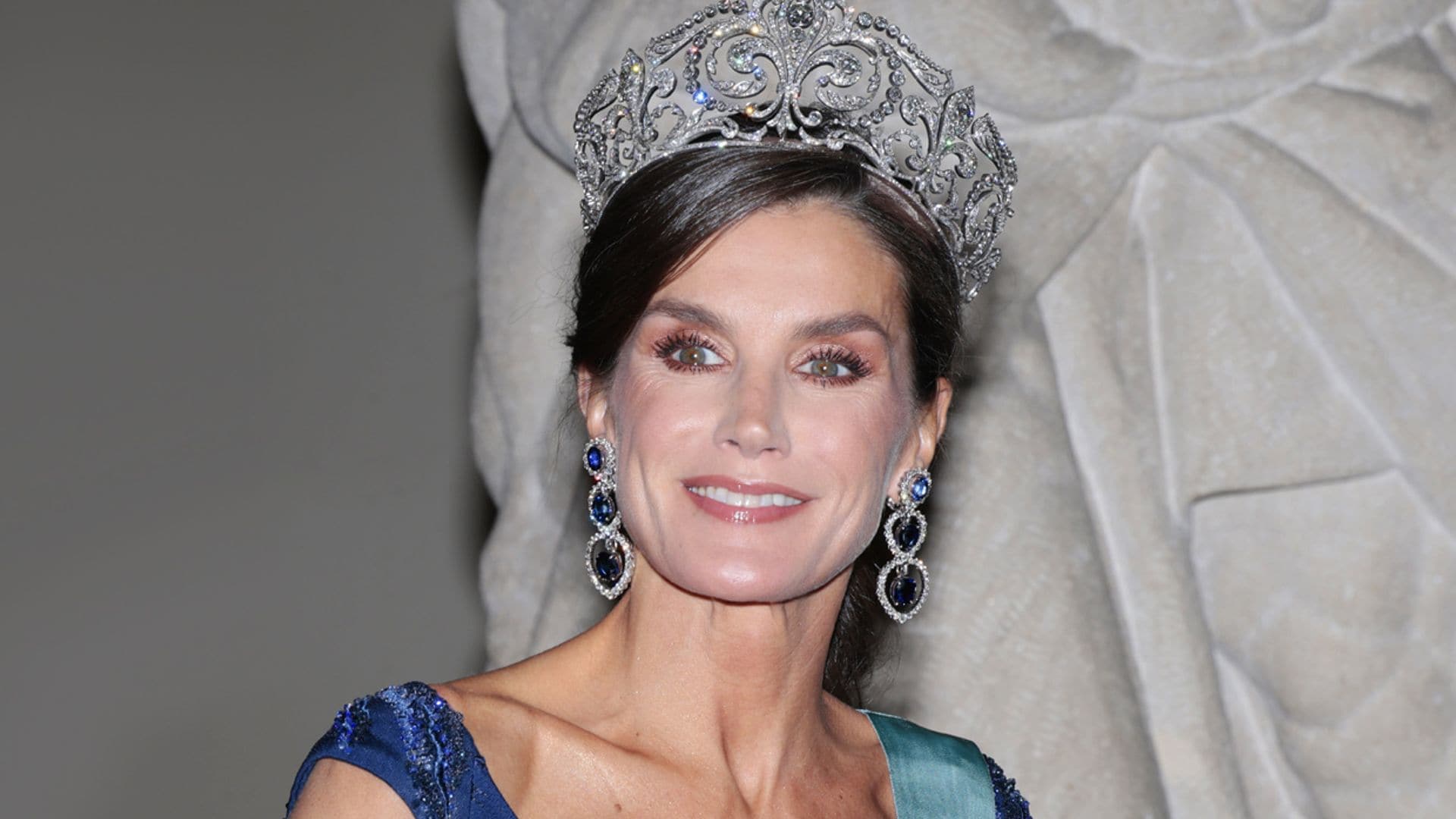 El detalle con el que la reina Letizia ha transformado su peinado con tiara