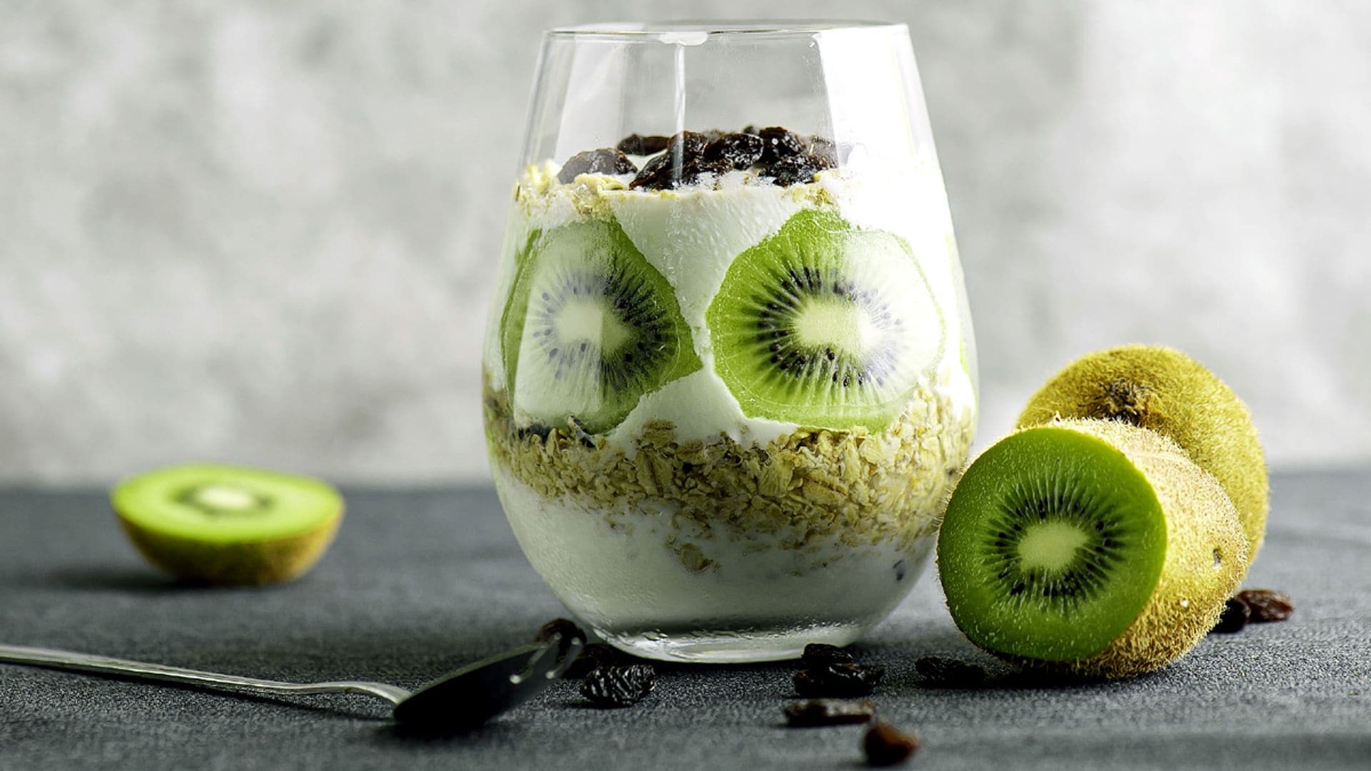 Vasitos de yogur, kiwi y avena