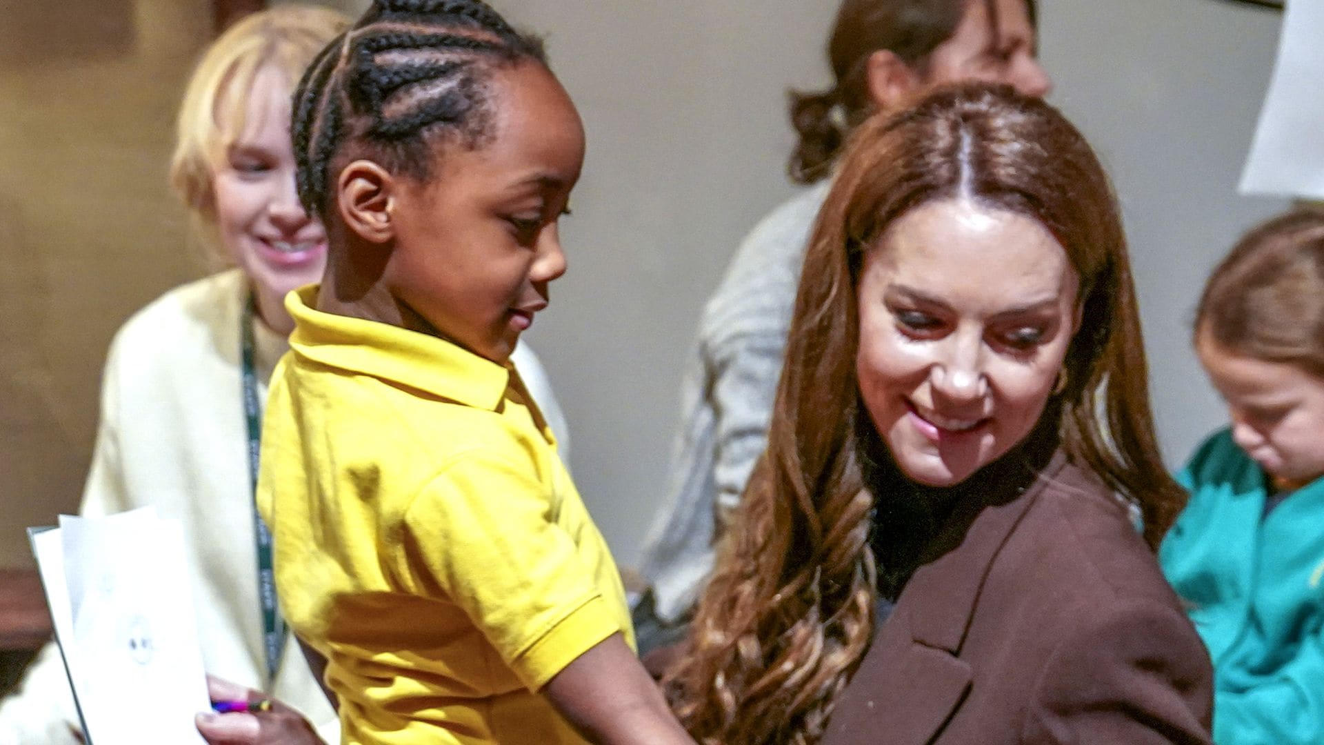 Las encantadoras imágenes de Kate Middleton en una excursión con niños: del bus escolar al museo