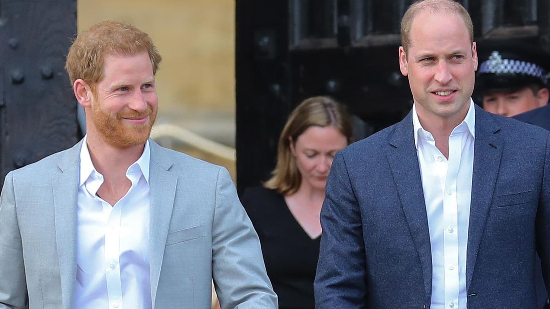 Los príncipes Guillermo y Harry se enteraron por teléfono del positivo de su padre en coronavirus