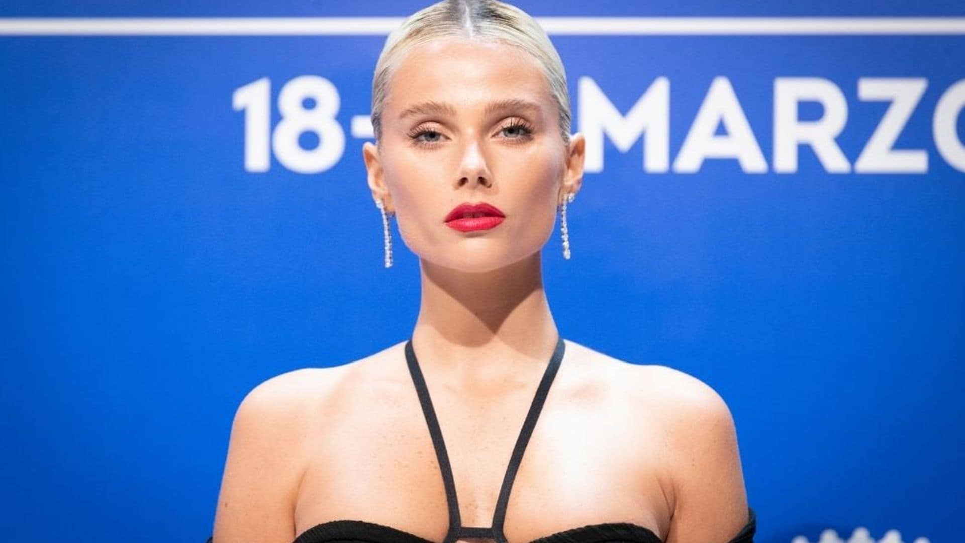 Valentina Zenere apuesta por el peinado '2 en 1' más práctico y elegante para un look de invitada