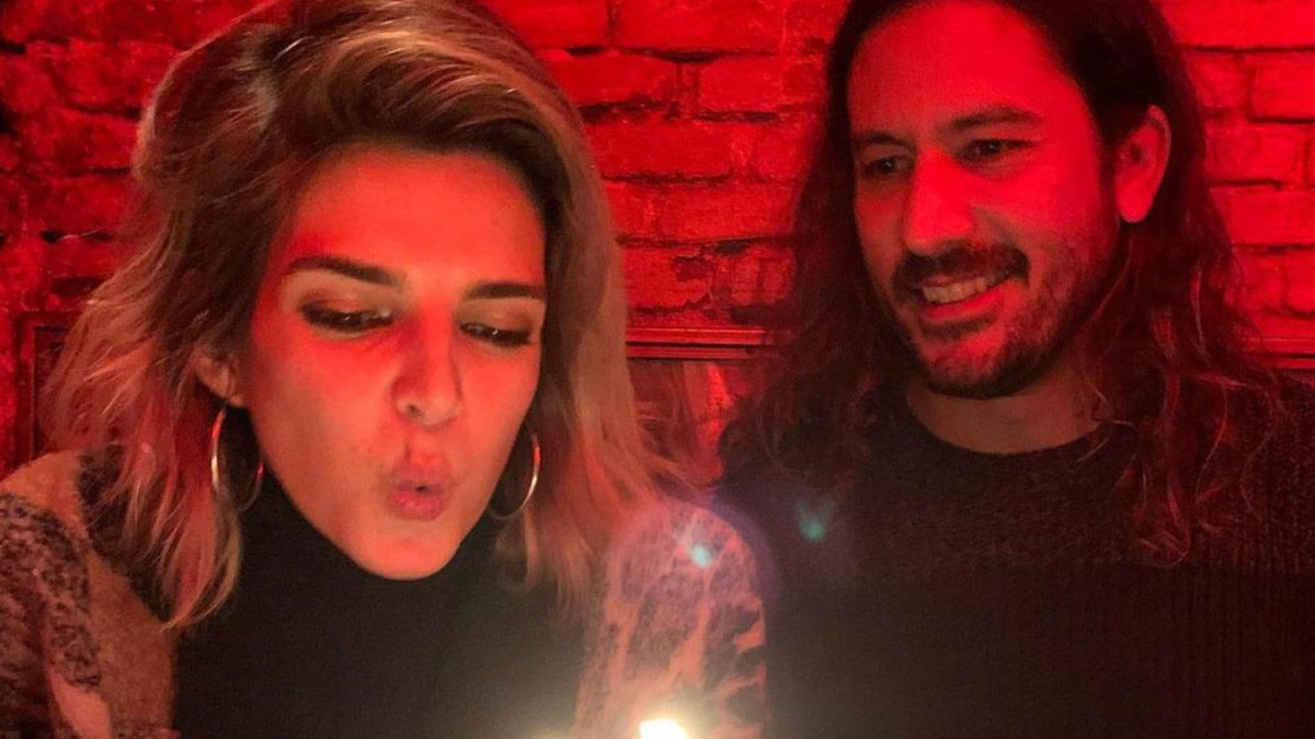 Clara Lago sopla las velas de su 33 cumpleaños con su chico, José Lucena, y sobre una 'montaña de dónuts'