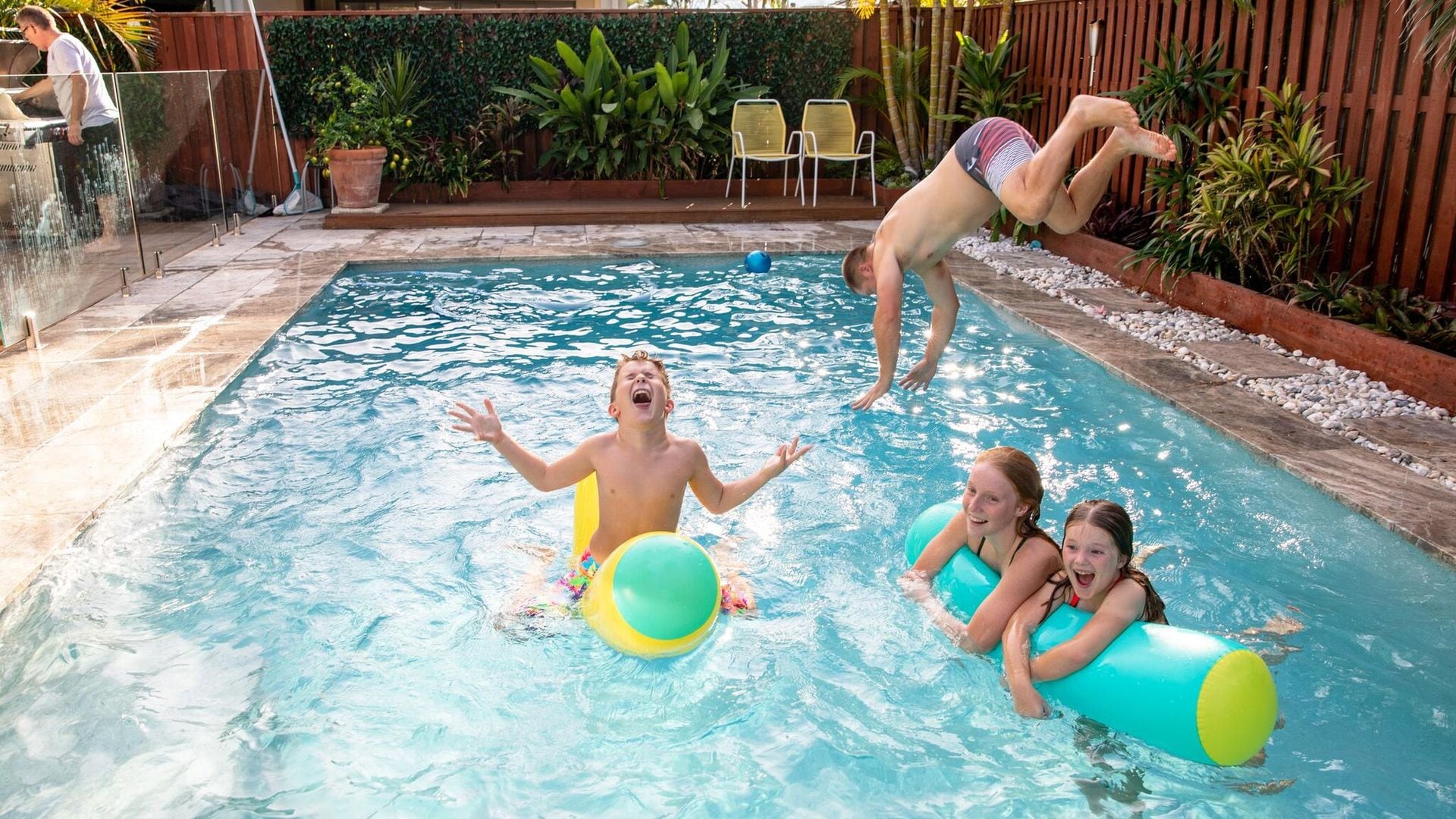 Días de diversión en la piscina con estos juegos para niños y mayores, lo pasarán ¡bomba!