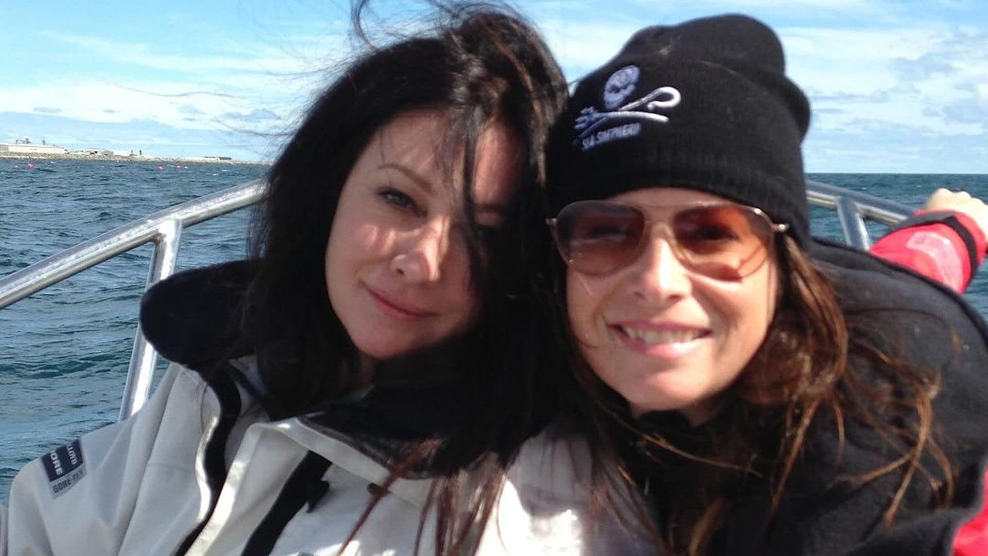 La emotiva despedida de Holly Marie Combs, destrozada tras perder a su 'hermana' Shannen Doherty