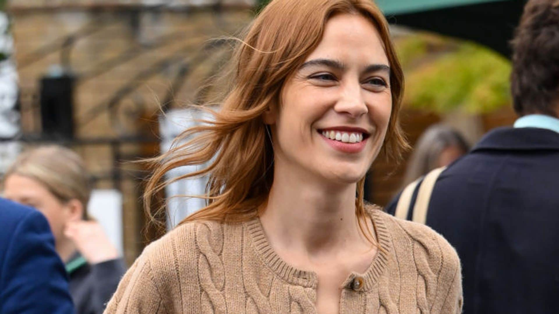 Dale un giro al clásico ‘cable knit sweater’ al estilo de Alexa Chung