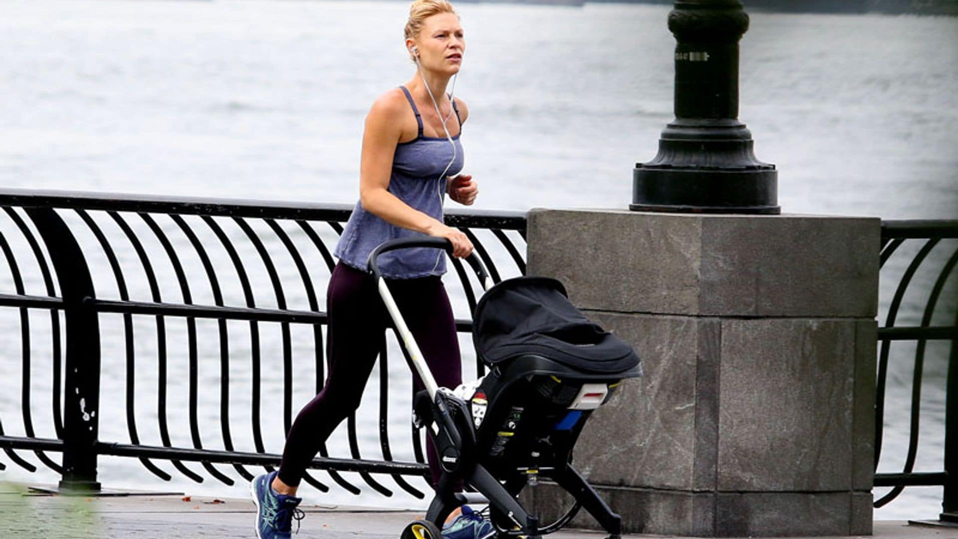 Claire Danes se pone en forma ¡con el carrito de su bebé!