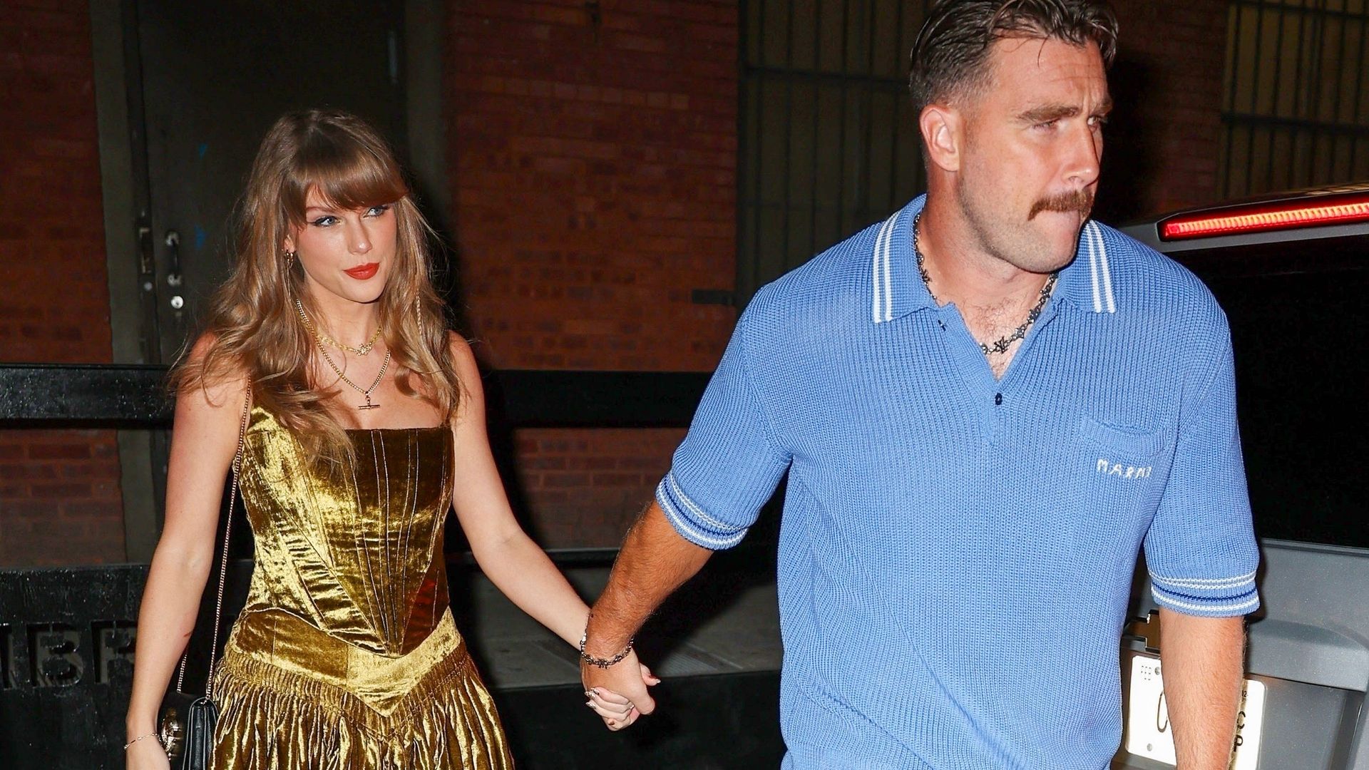 Taylor Swift deslumbra con un 'look' dorado que incluyó un mensaje oculto