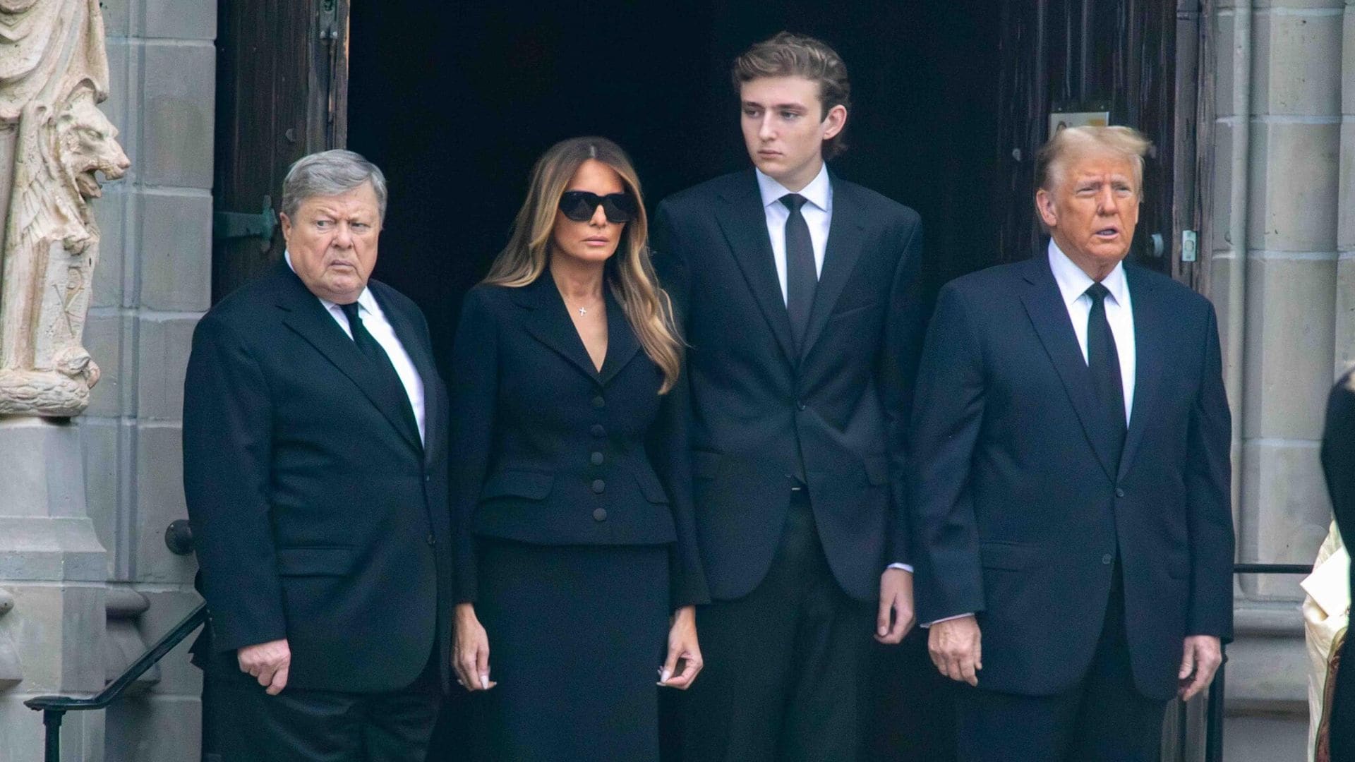 Barron, el hijo adolescente de Donald y Melania Trump, reaparece en el funeral de su querida abuela