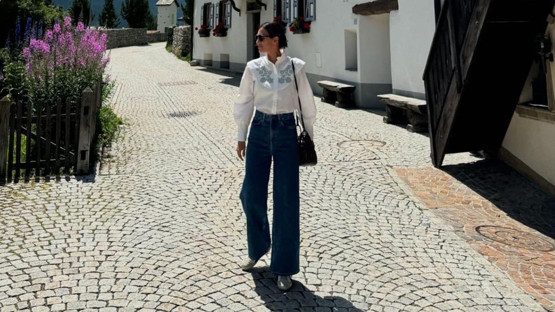 El look de camisa blanca floral y vaqueros de Sassa de Osma que te inspirará si vas de vacaciones al campo