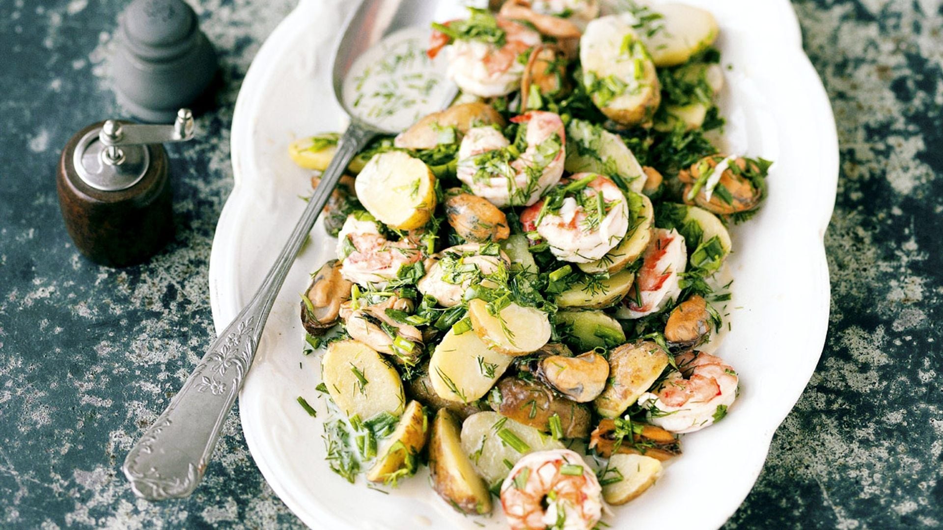 Ensalada de patatas con langostinos y mejillones