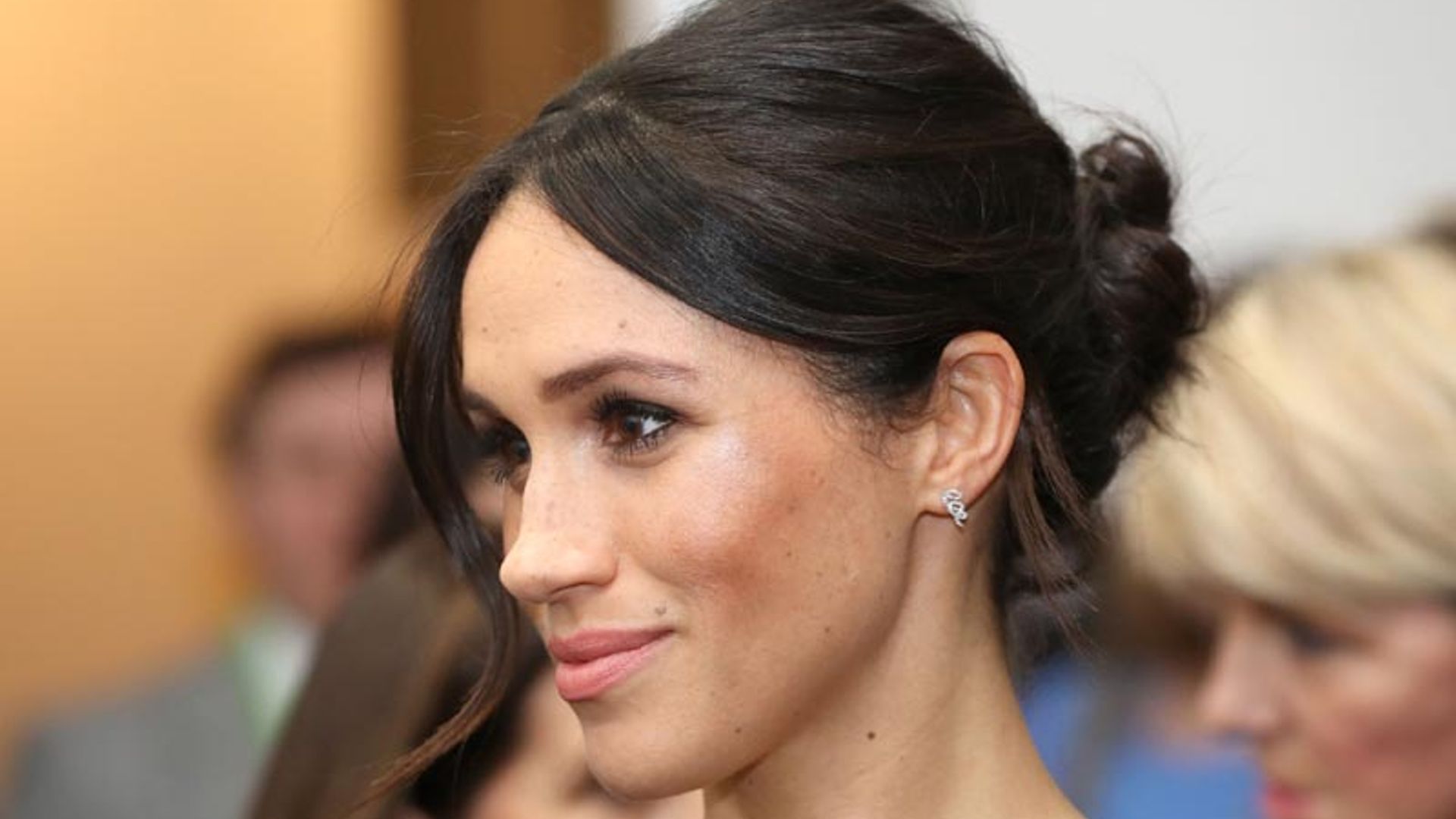 ¿Cómo consigue Meghan Markle el efecto 'chrome' de su maquillaje?