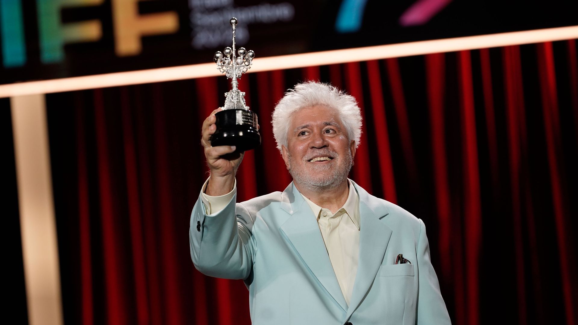 Pedro Almodóvar recibe el Premio Donostia, recuerda sus inicios y da un valioso consejo