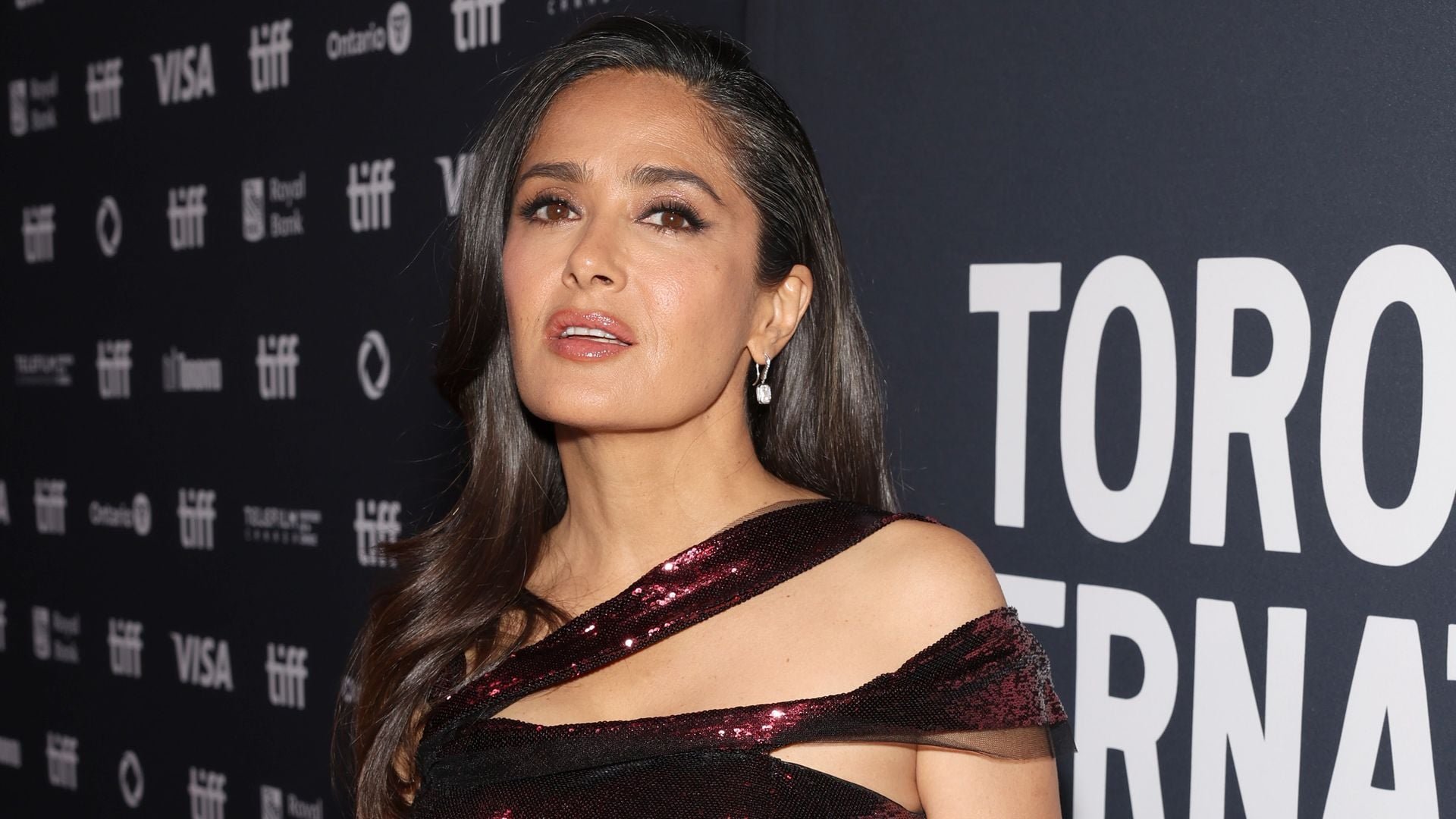 Salma Hayek demuestra que las lentejuelas son tendencia en el Festival de Cine de Toronto