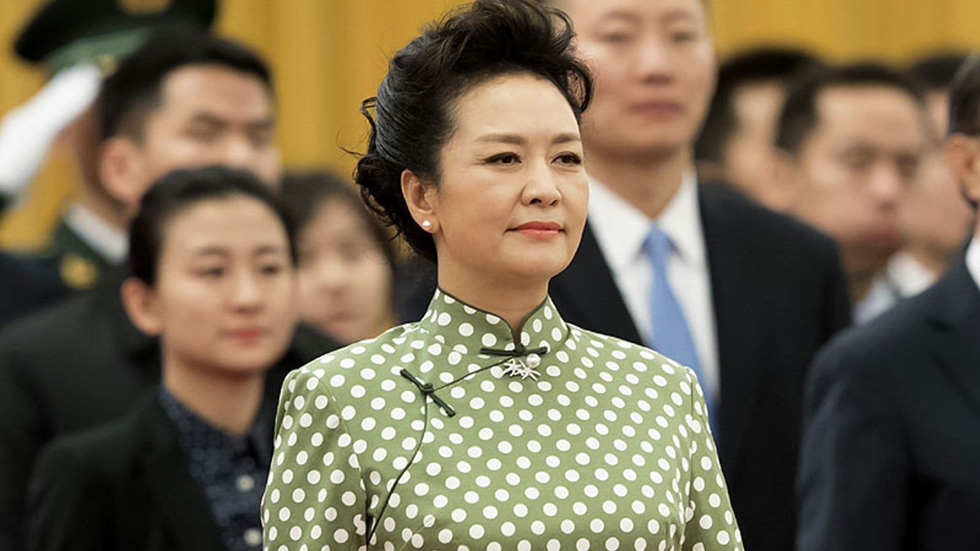 Icono de estilo y cantante folclórica: así es Peng Liyuan, la primera dama china que se reunirá con doña Letizia