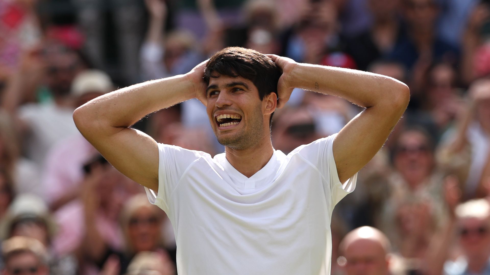 Carlos Alcaraz feliz en Wimbledon 2024