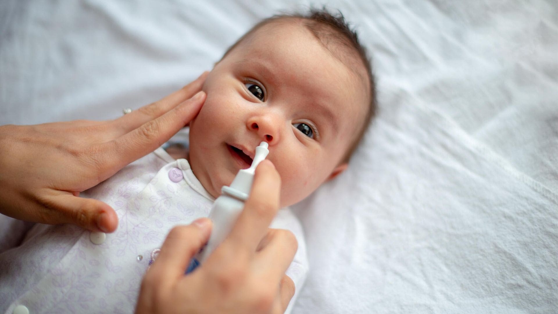 ¿Cuál es la forma correcta de hacer un lavado nasal a un niño?