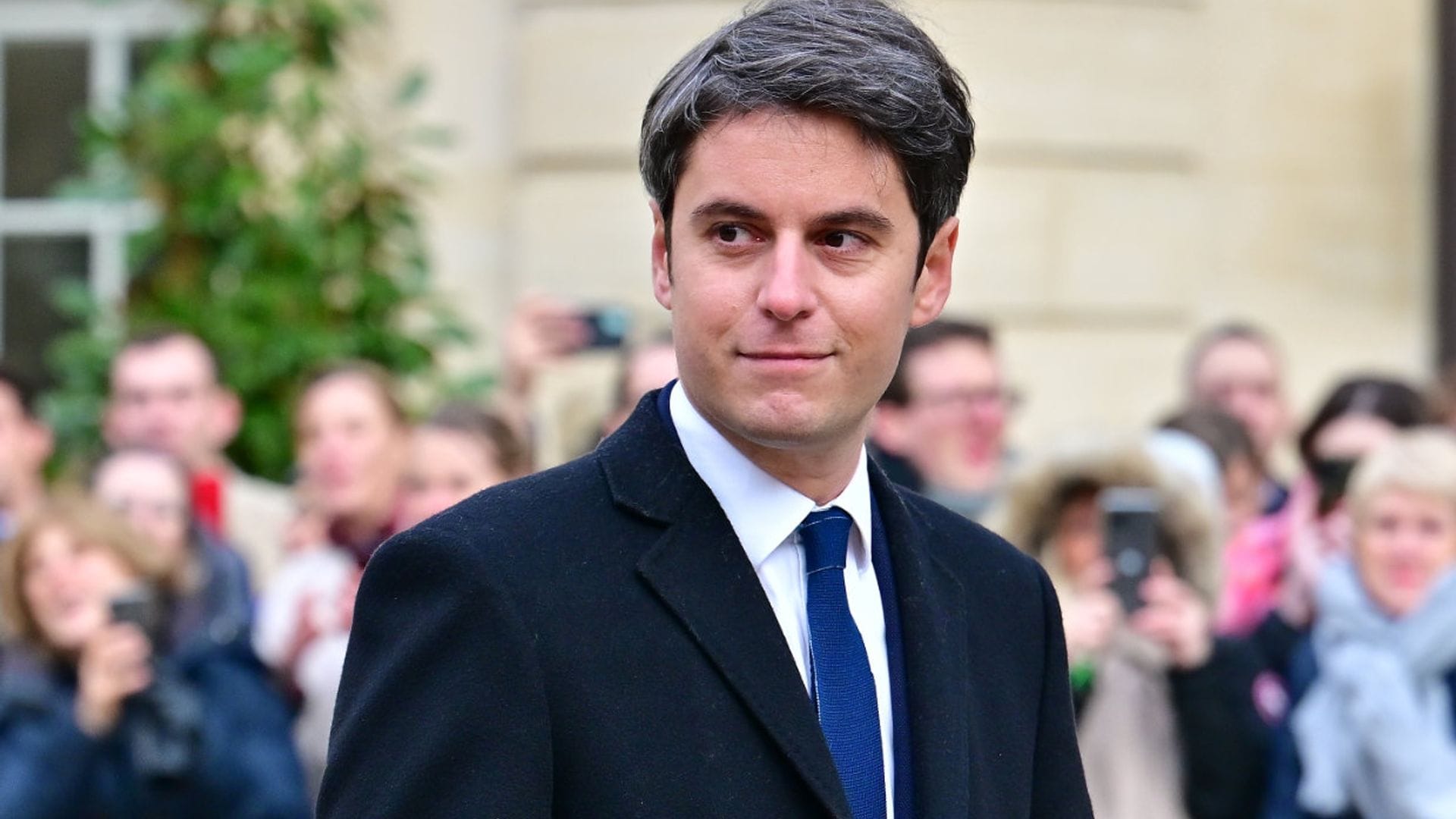 La historia de Gabriel Attal, nuevo primer ministro francés: familia aristocrática y vínculo con Almodóvar