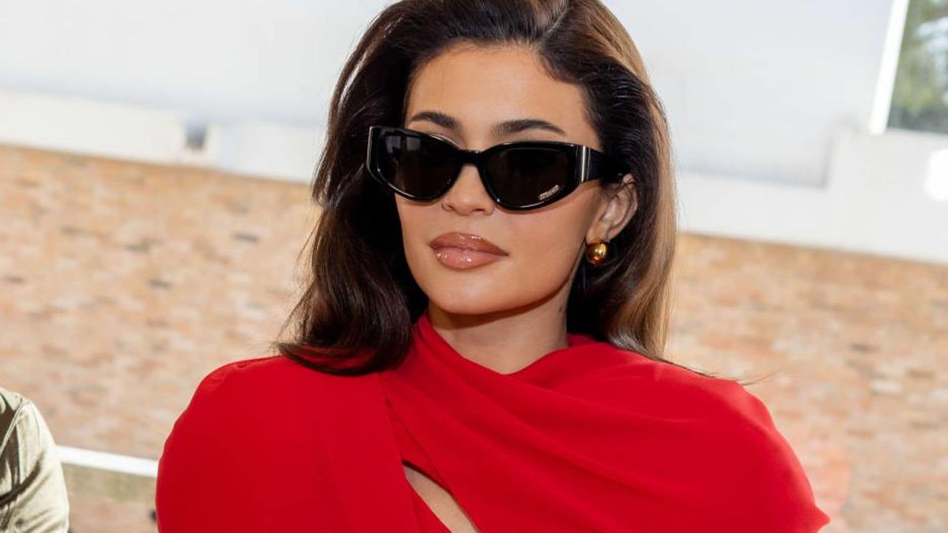 Kylie Jenner y Stormi vuelven a conquistar el ‘front row’ con un icónico ‘look’ rojo