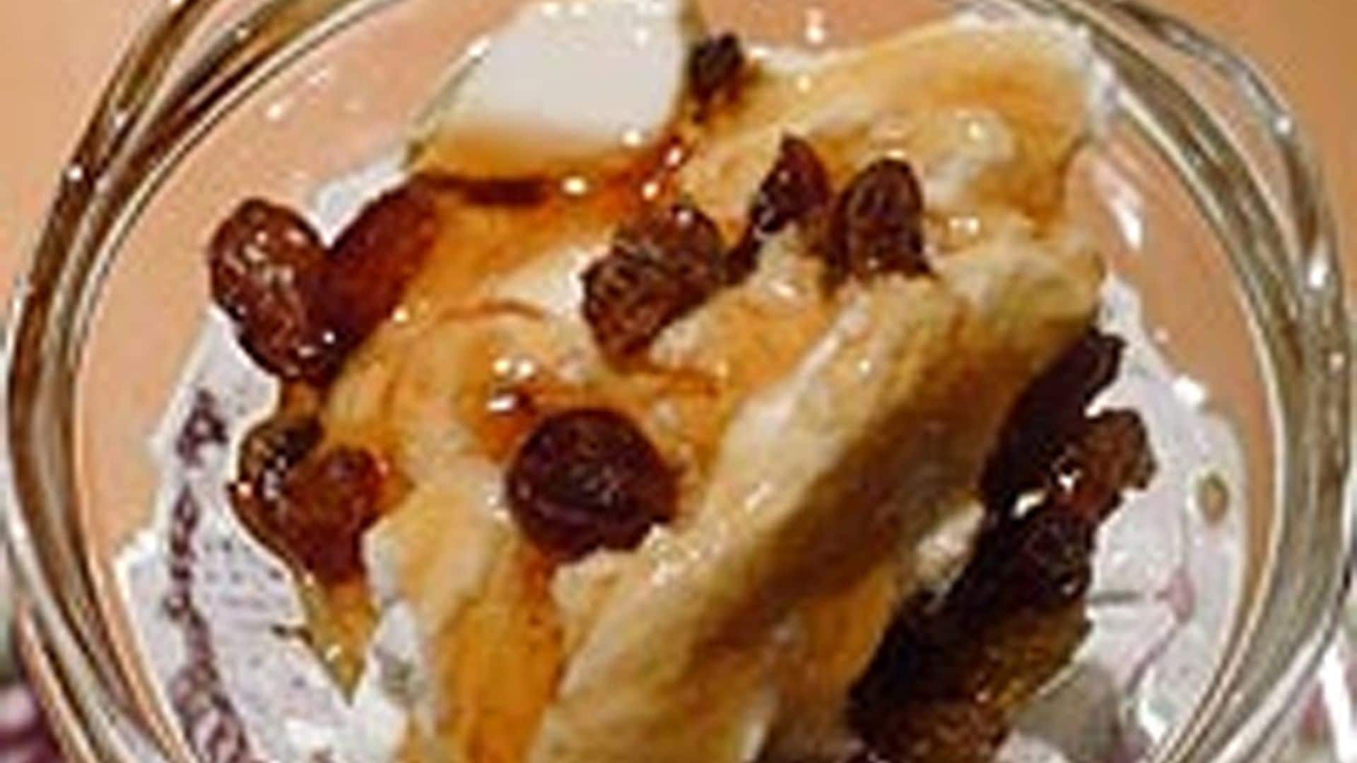 Postre de miel y queso con nueces y pasas