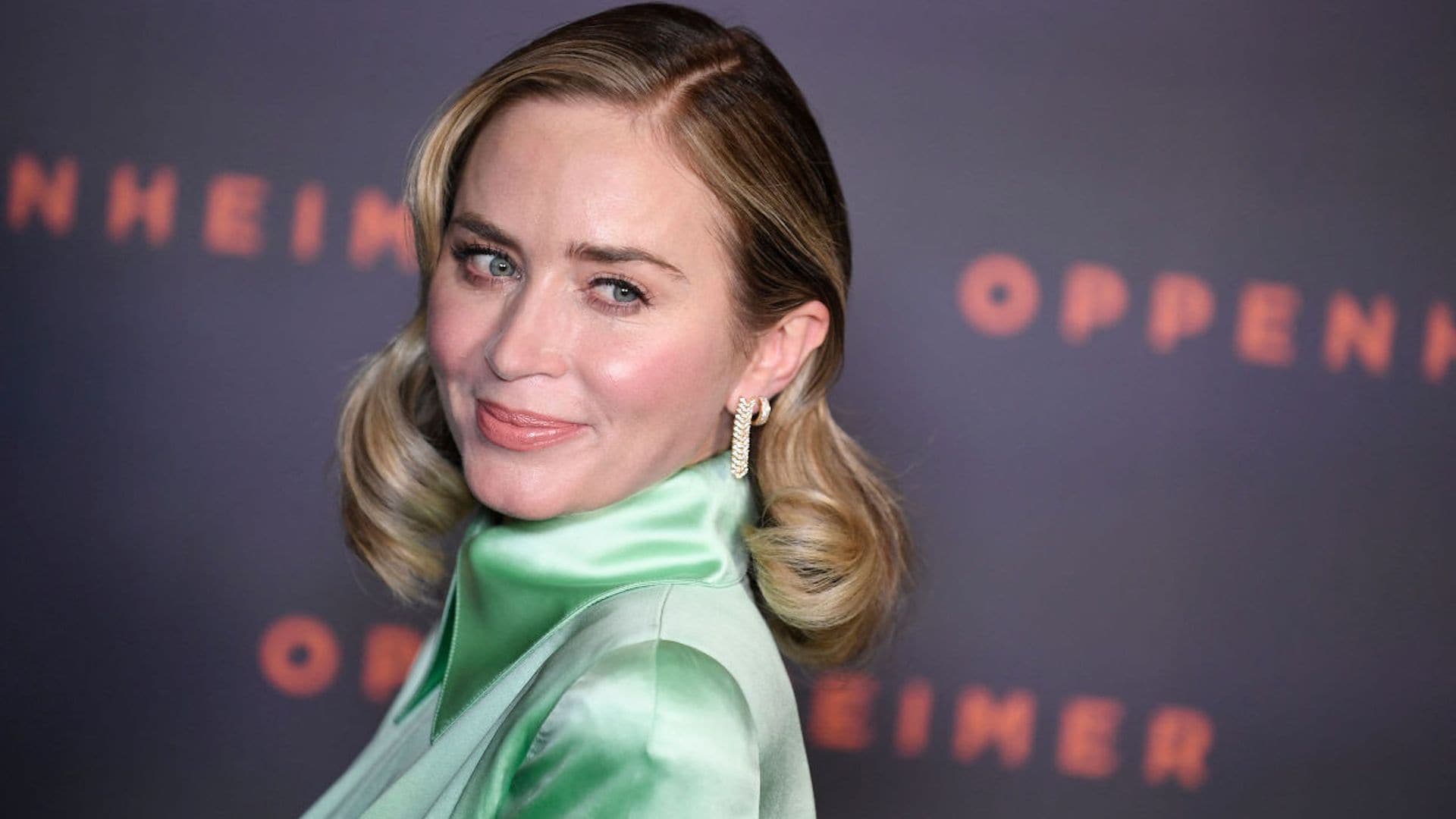 El de Emily Blunt y otros peinados inspirados en los años 60 para invitadas elegantes