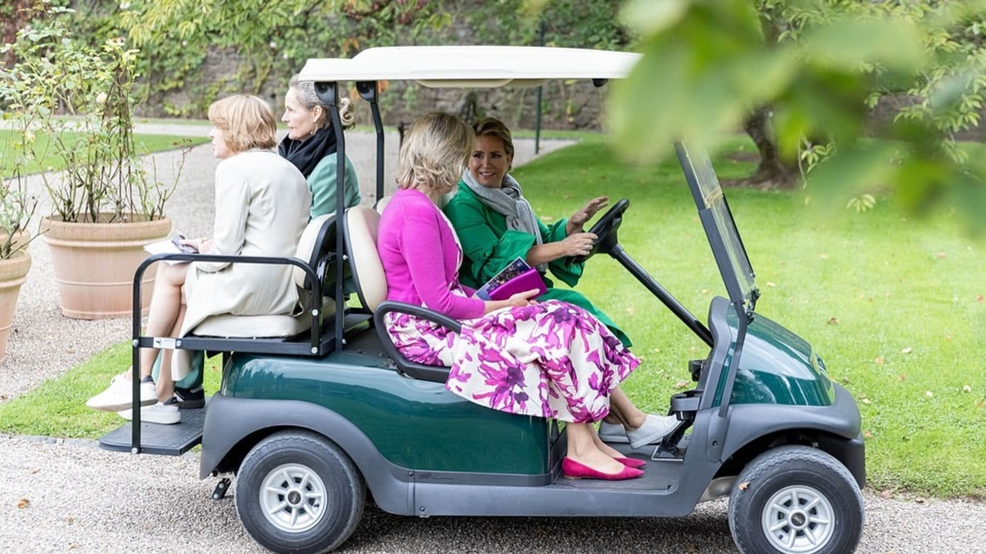 La divertida imagen que nos han dejado María Teresa de Luxemburgo y Matilde de Bélgica, ¡a bordo de un buggy!