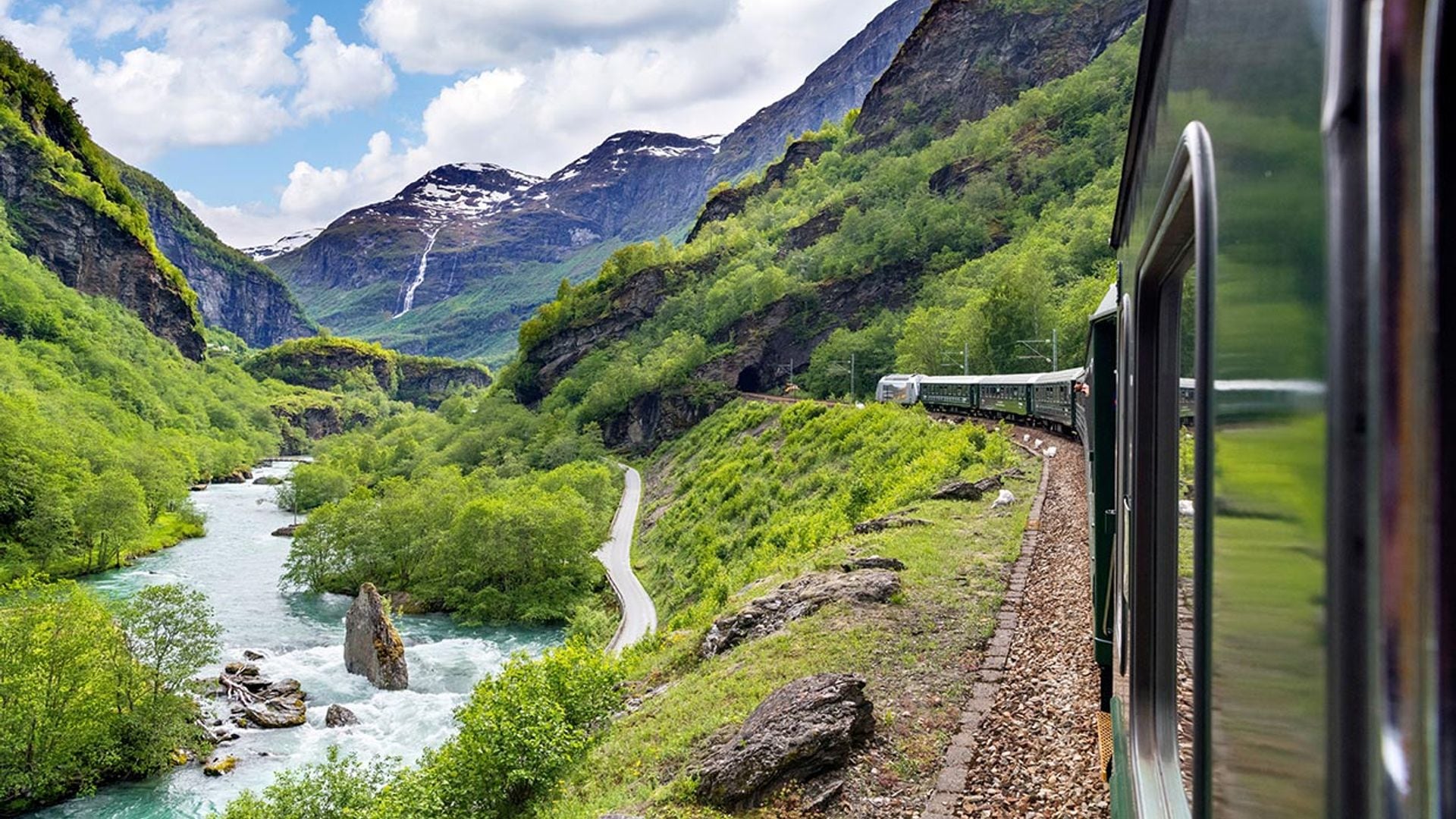 La ruta en tren más espectacular del mundo atraviesa los fiordos noruegos